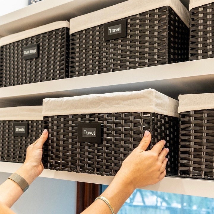 How do you store your linens?!
•
•
•
#shaiorganized #professionalorganizer #konmariconsultant #konmarimethod #atx #linenorganization #bedsheets #foldingclothes #linenstorage