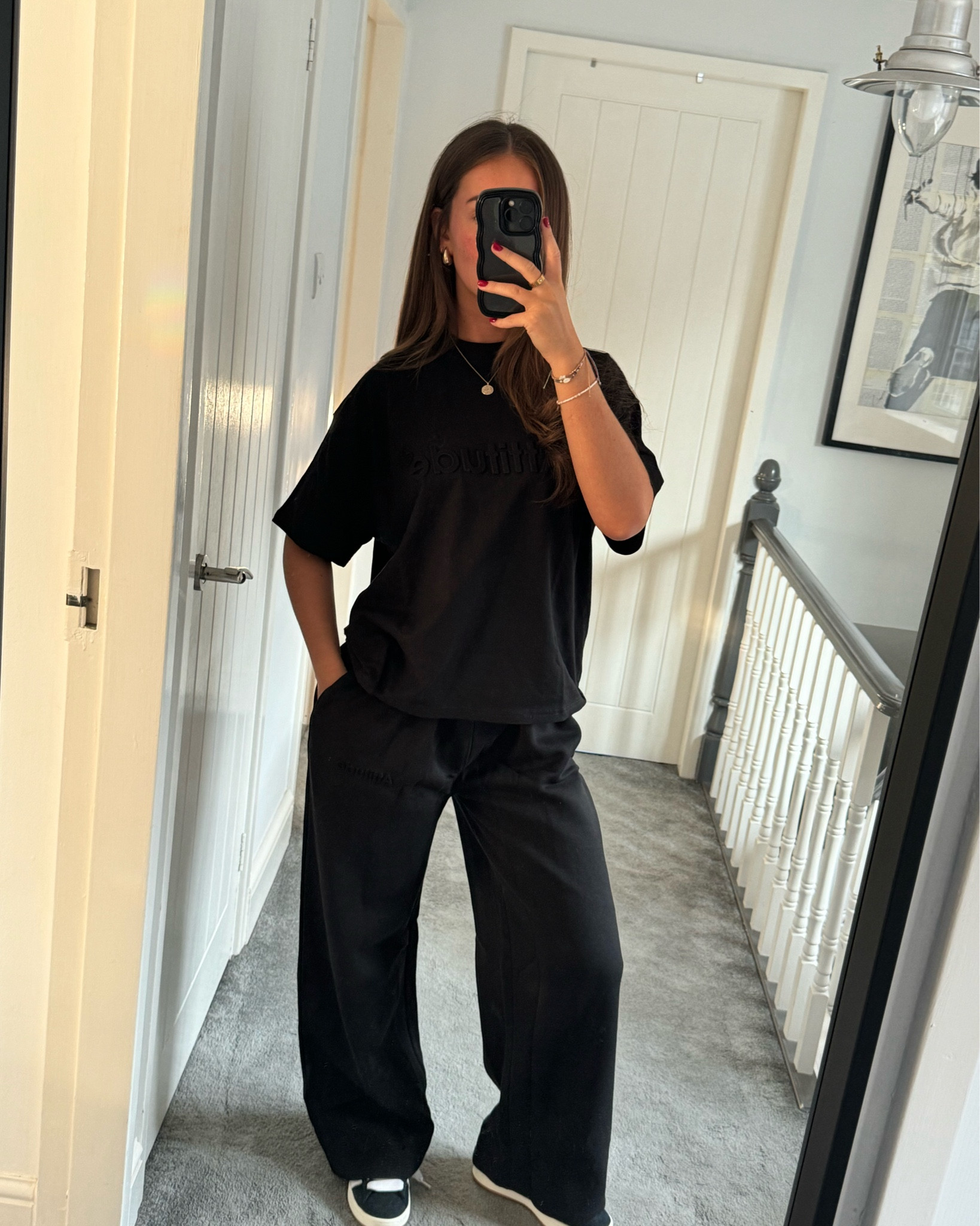 black oversized t shirt n joggers 🖤


#LTKautumn