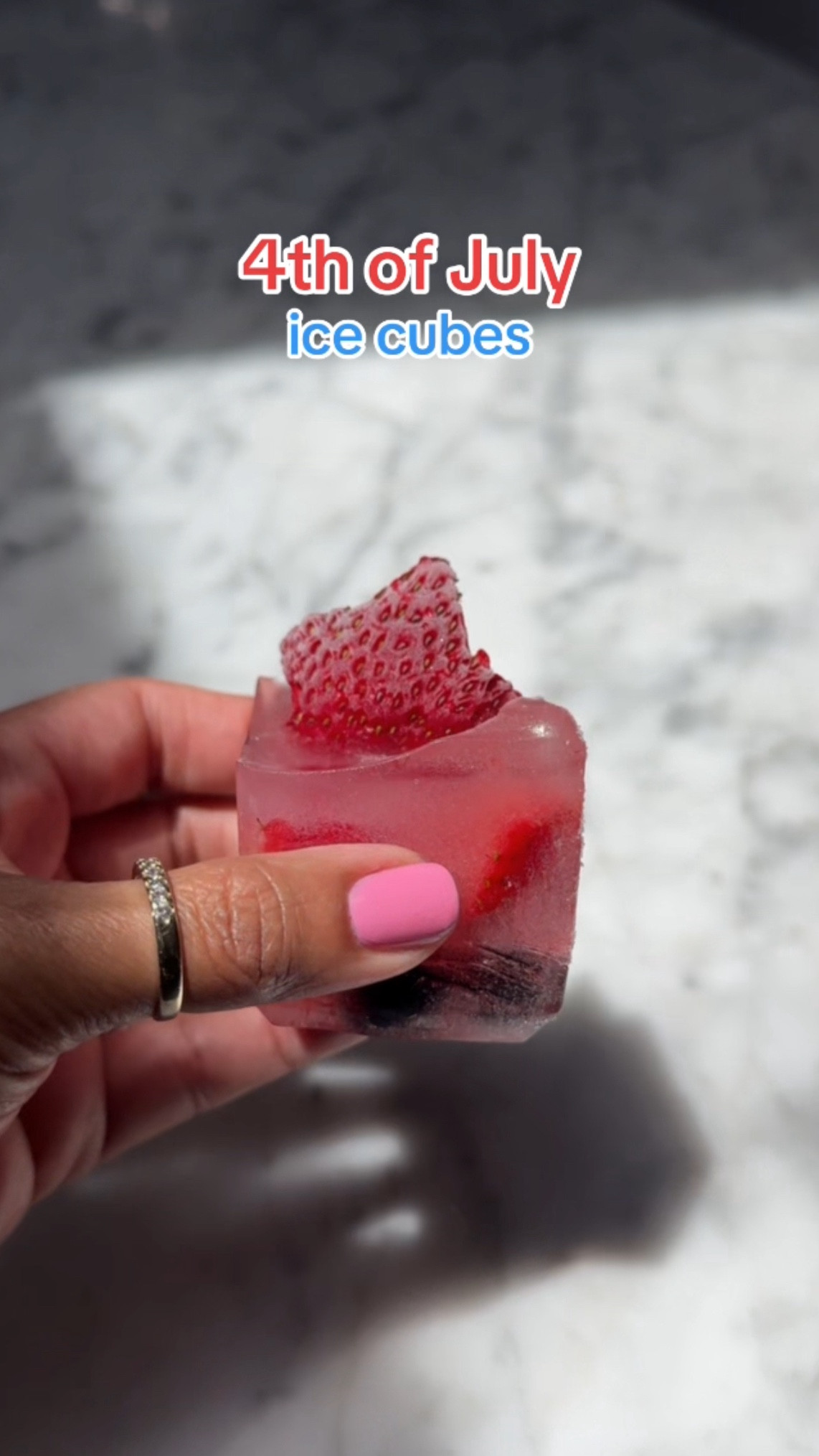 4th of July ice cubes will make your drinks more festive! #4thofjuly #icecubes #partydrinks

#LTKSummerEdit #LTKParties #LTKHome
