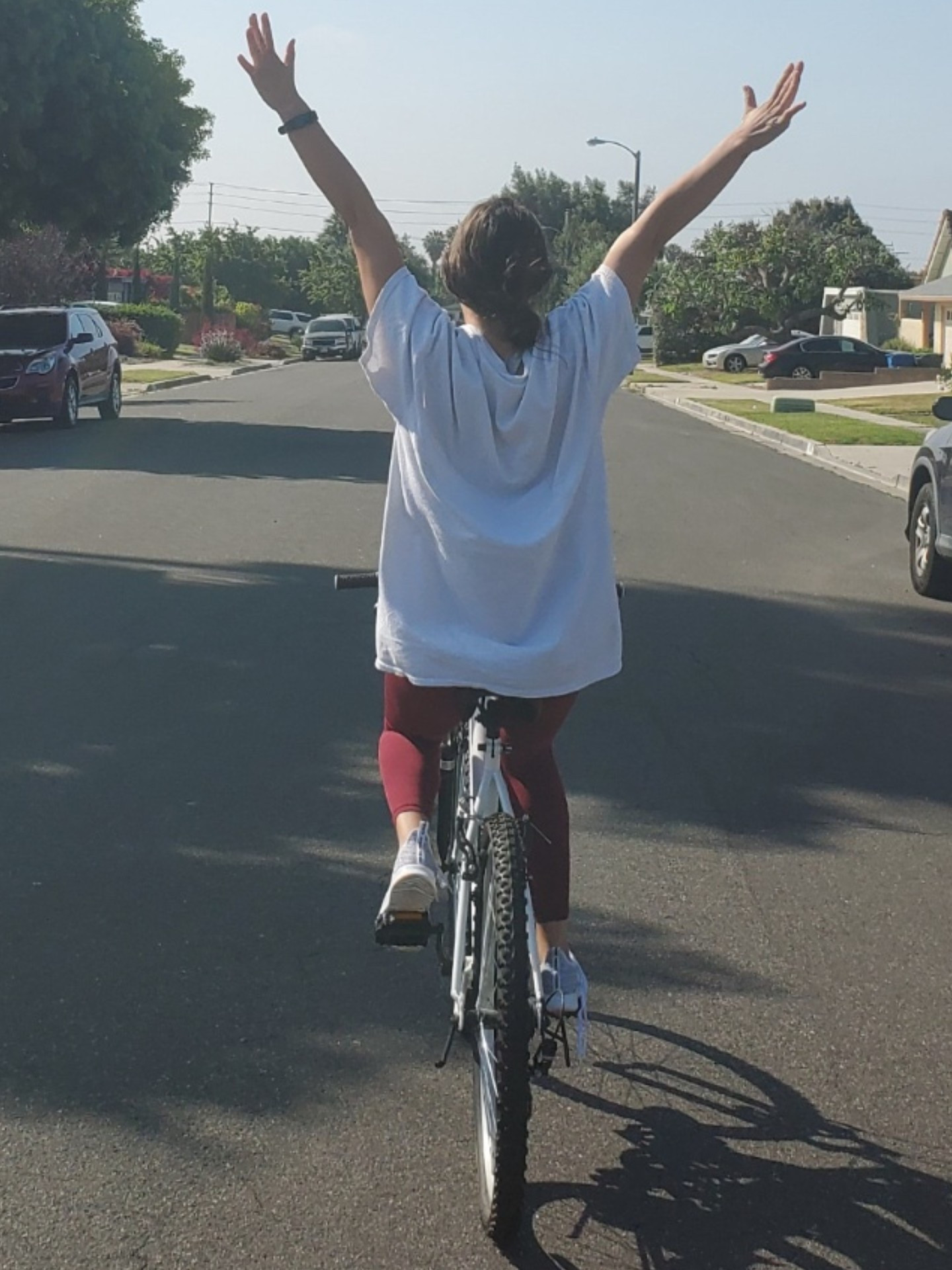 I am obsessed with my new white beach cruiser bike!!! Wearing super comfortable maroon leggings with pockets and the comfiest white Nike’s running shoes with and a cute white shirt 🚲 