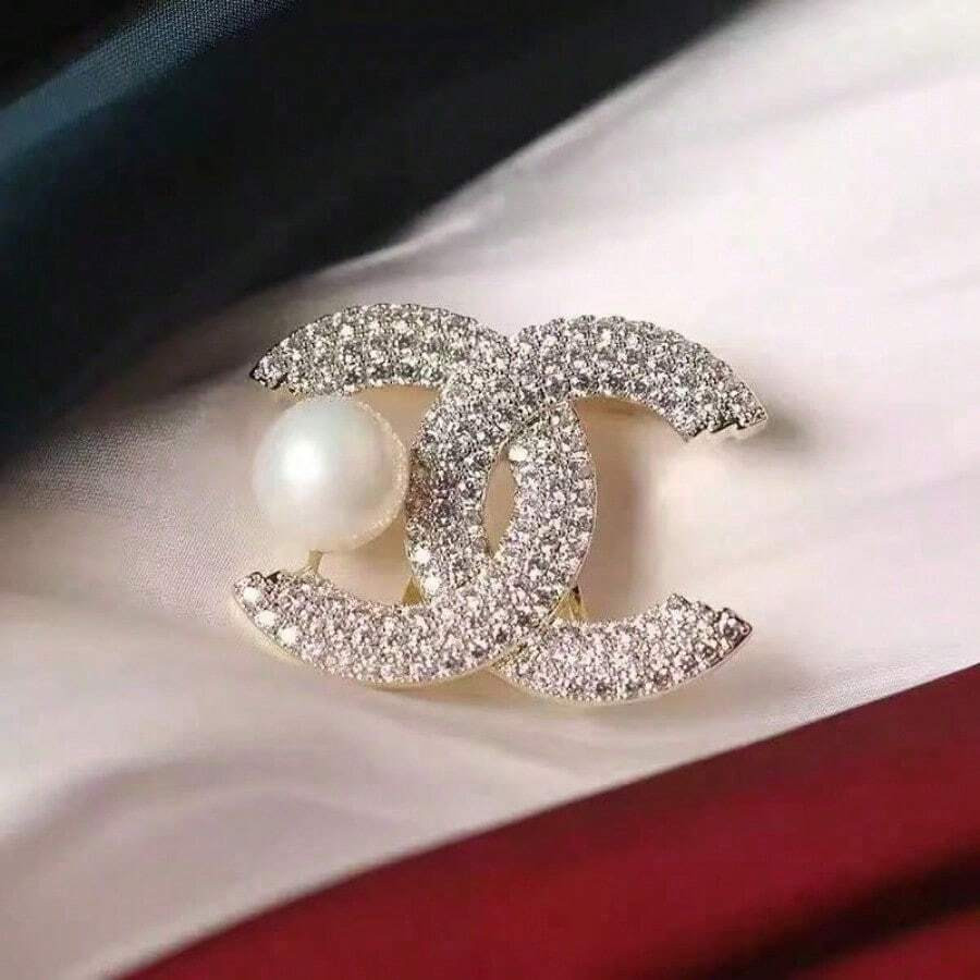 Xiaoxiangfeng Double C Fashion Pearl Brooch, High-End Suit Letter Diamond Pin Anti-Light Temperam... | SHEIN