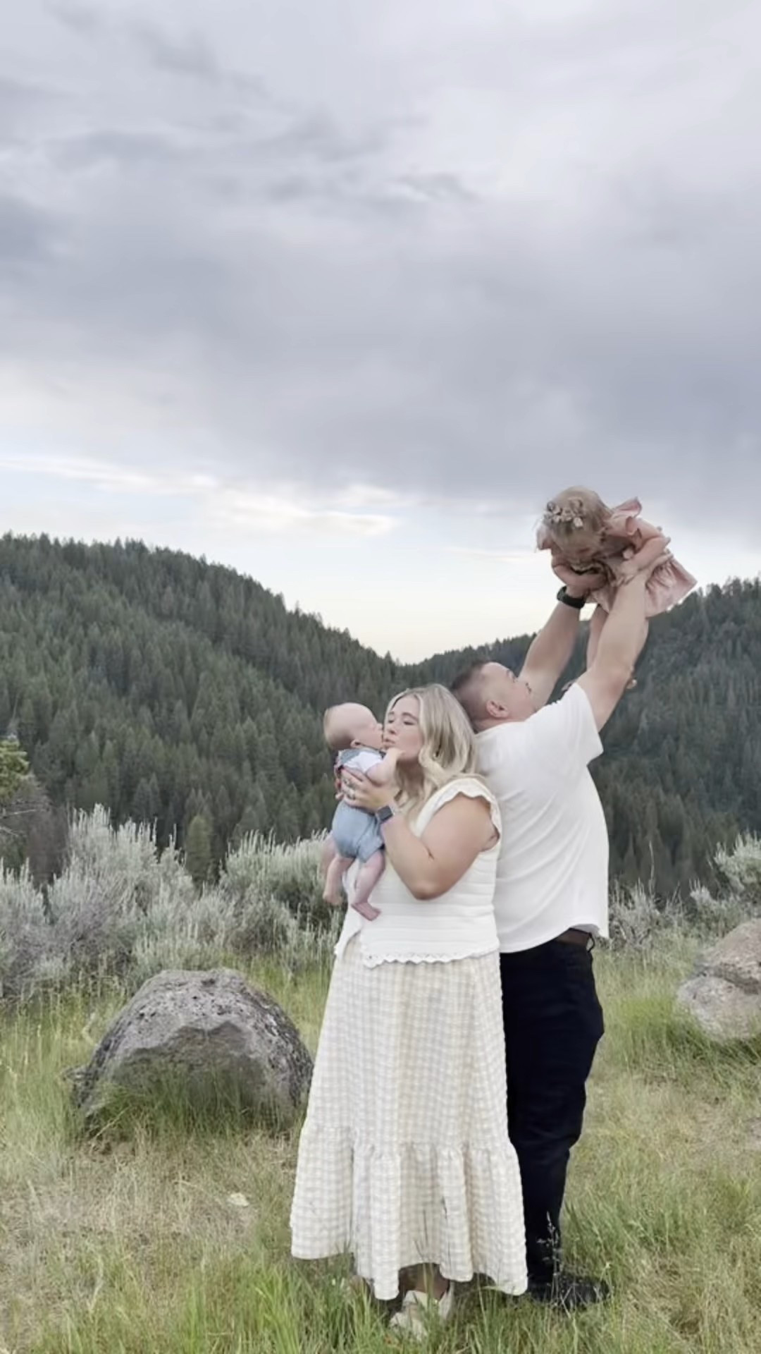 Family pictures ootd

#LTKSummerEdit #LTKPlusSize #LTKMidsize