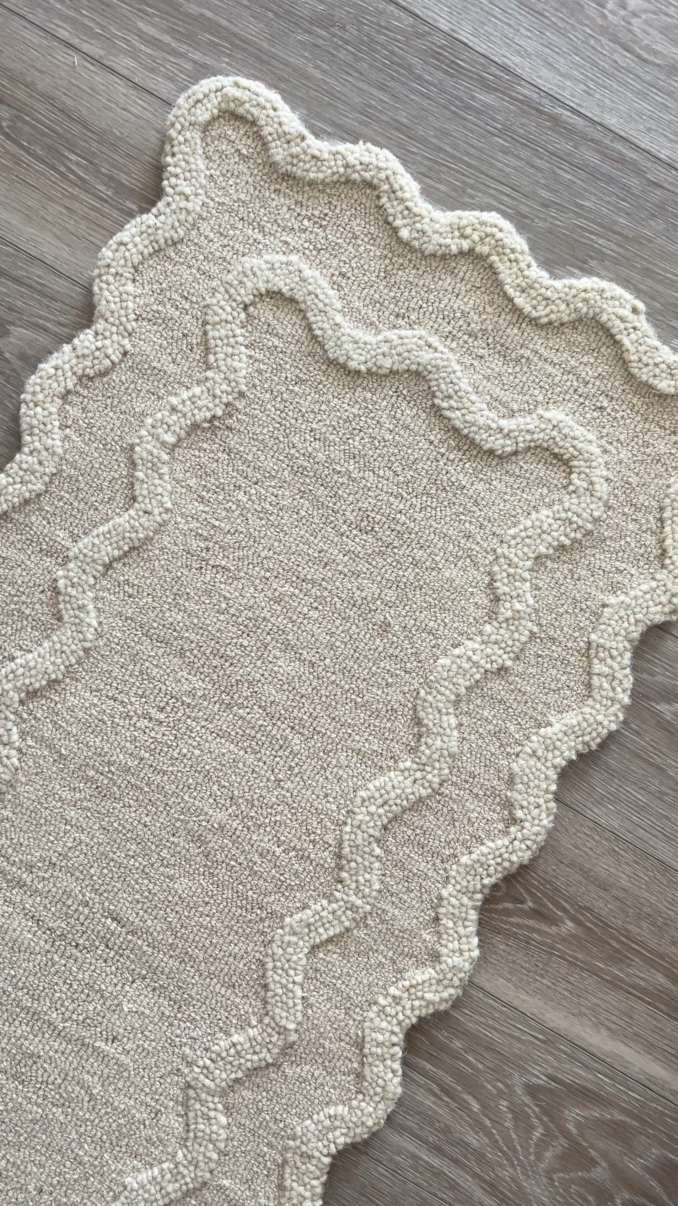 Scalloped rug - so gorgeous and the perfect neutral color 

Using in for my front entry way - looks way more expensive!

#LTKVideo #LTKHome #LTKFindsUnder100