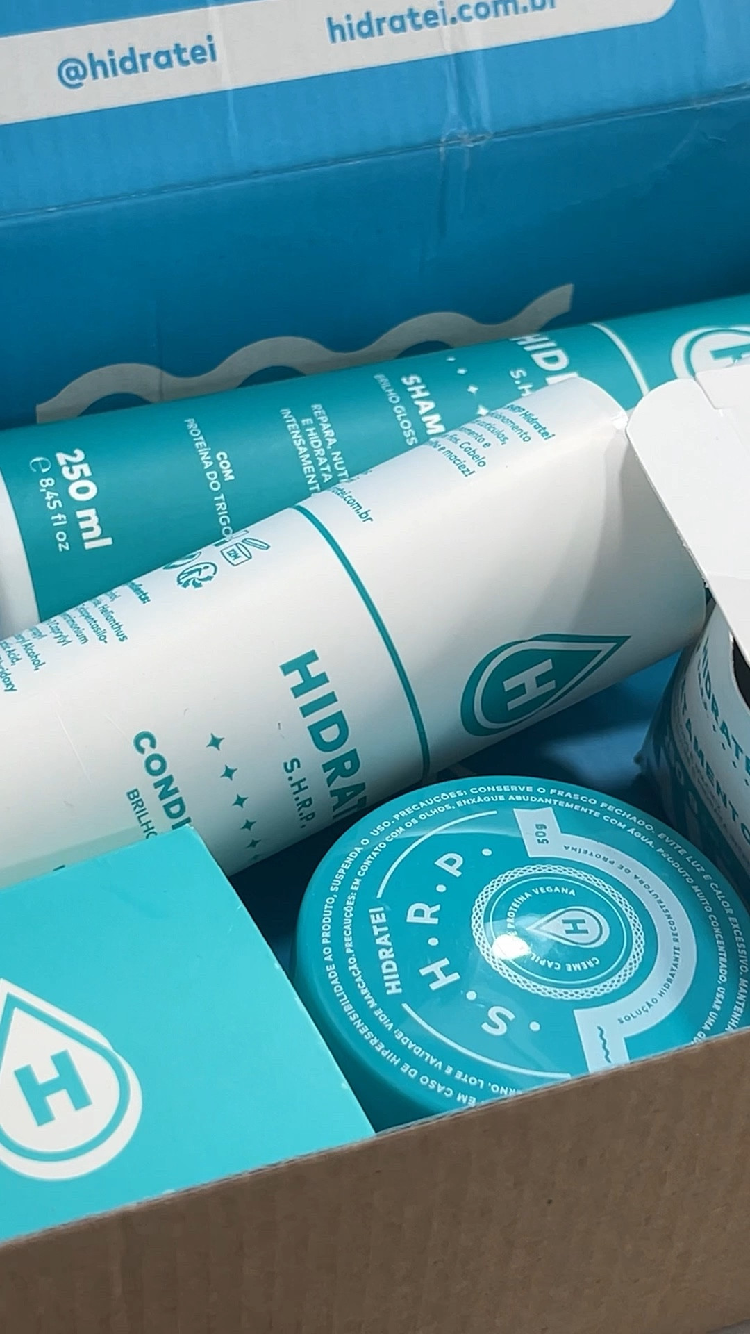 ✨Shampoo SHRP (250 ml): Limpeza suave e eficiente que nutre e restaura os fios, preparando-os para receber os próximos passos do tratamento. Deixe seus cabelos limpos, hidratados e prontos para brilhar. 

✨Condicionador SHRP (200 ml): Sela as cutículas e intensifica o brilho Gloss, proporcionando maciez, hidratação profunda e controle do frizz. Um toque sedoso para fios perfeitamente alinhados. 

✨Máscara de Tratamento SHRP (250 g): Nutrição intensiva para restaurar a saúde e vitalidade dos fios. Ideal para reparar danos e garantir cabelos fortes, macios e com aquele efeito espelhado deslumbrante. 

✨Proteína SHRP (Brinde Especial): Um tratamento extra que age diretamente na fibra capilar, reparando profundamente os fios danificados e proporcionando uma dose extra de brilho e maciez. 

#LTKbrasil #LTKbeleza #LTKdicadeestilo