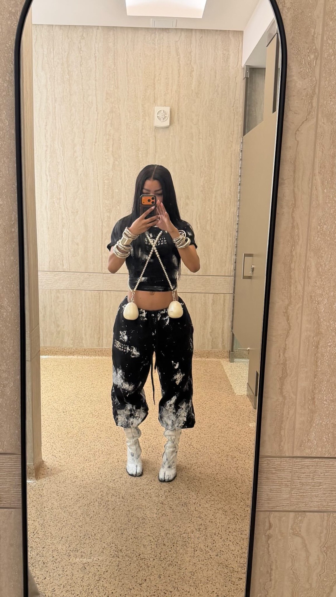 @teyanataylor posted a recent #ootd wearing a $380 @maisonmargiela MM6 graphic-print t-shirt, $608 @maisonmargiela MM6 paint-splatter logo-print track pants, $1,690 @maisonmargiela Tabi Bianchetto boots, and a @chanelofficial crossbody bag. Hot! Or Hmm..?

📸: IG/Reproduction

#teyanataylor #teyanataylorfbd #teyanataylorstyle #maisonmargiela #fashionbombdaily