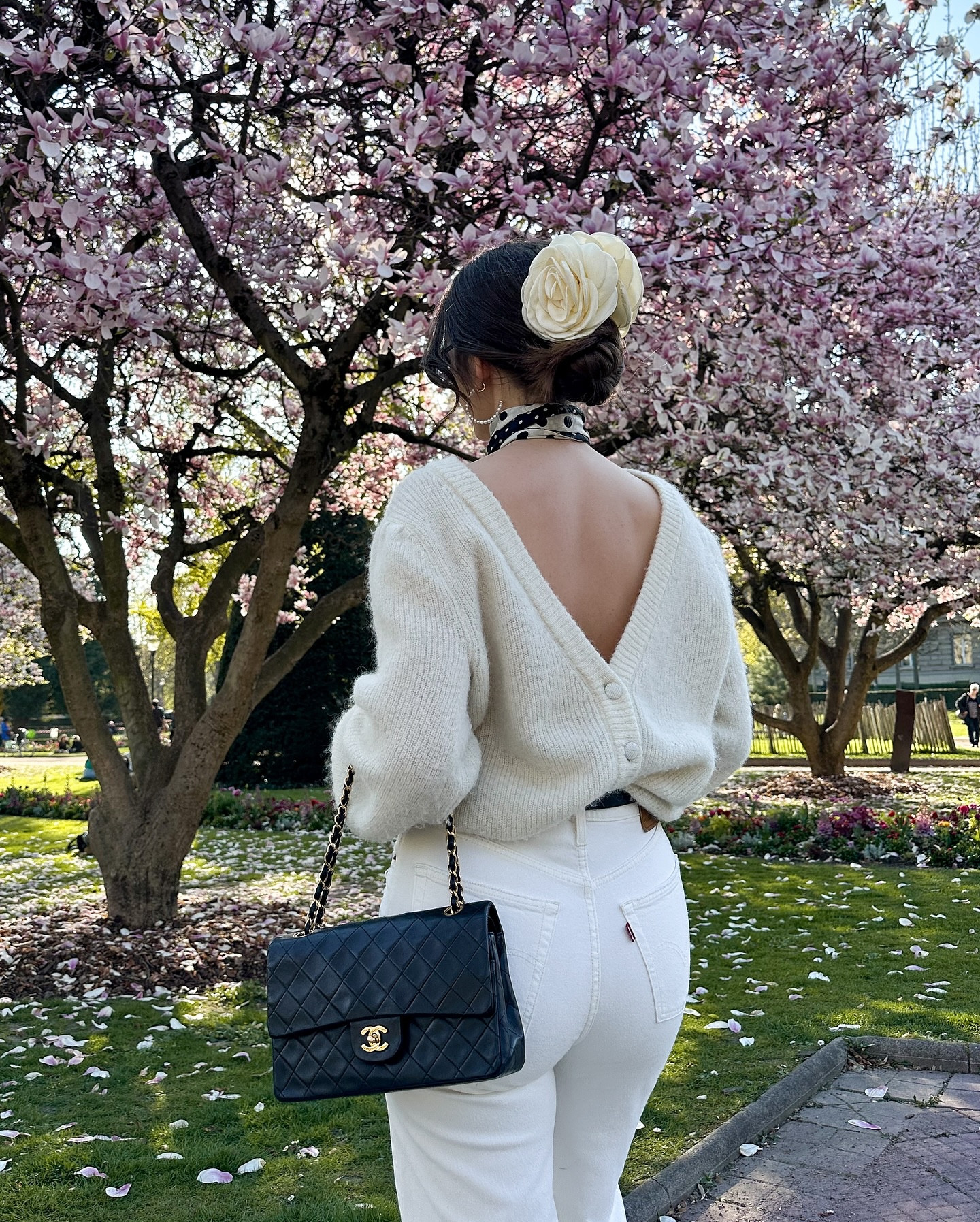 Chic black and white combo under the magnolia trees 🤍🖤
Une jolie maille retournée associée à des ballerines en cannage et de jolis accessoires pour un look casual chic printanier 🌸 vous validez ? 
[produits offerts] 
•
•
•
•
Spring look, spring mood, dos nu, look printemps, tendance mode, Chanel style 
#springoutfitideas #springoutfitinspo #backlesstop #chanelstyle #chicstyles #effortlesschic #parisiennestyle #parisianchicstyle #lestyleálafrançaise #ballerinashoes #chaneltimeless