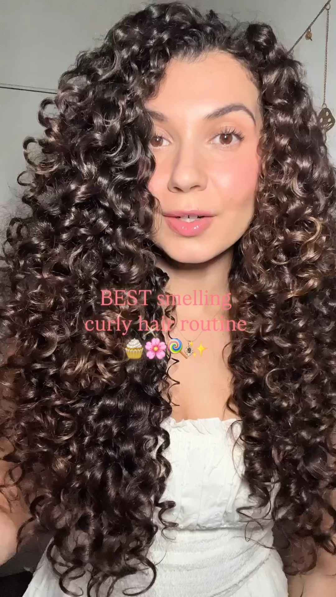 curly girls always smell good. my go-to routine for defined curls that smell amazing for days. 🧁🌸🍭💫 

Products: 
🥛 @lushcosmetics super milk 
🍰 @cakebeauty curl whip mousse 
🥭 @avilobyolivia gel 

#curlyhair #curlygirl #curlyhairroutine #curlyhairproducts #smellgood #vanillascent #fragrance