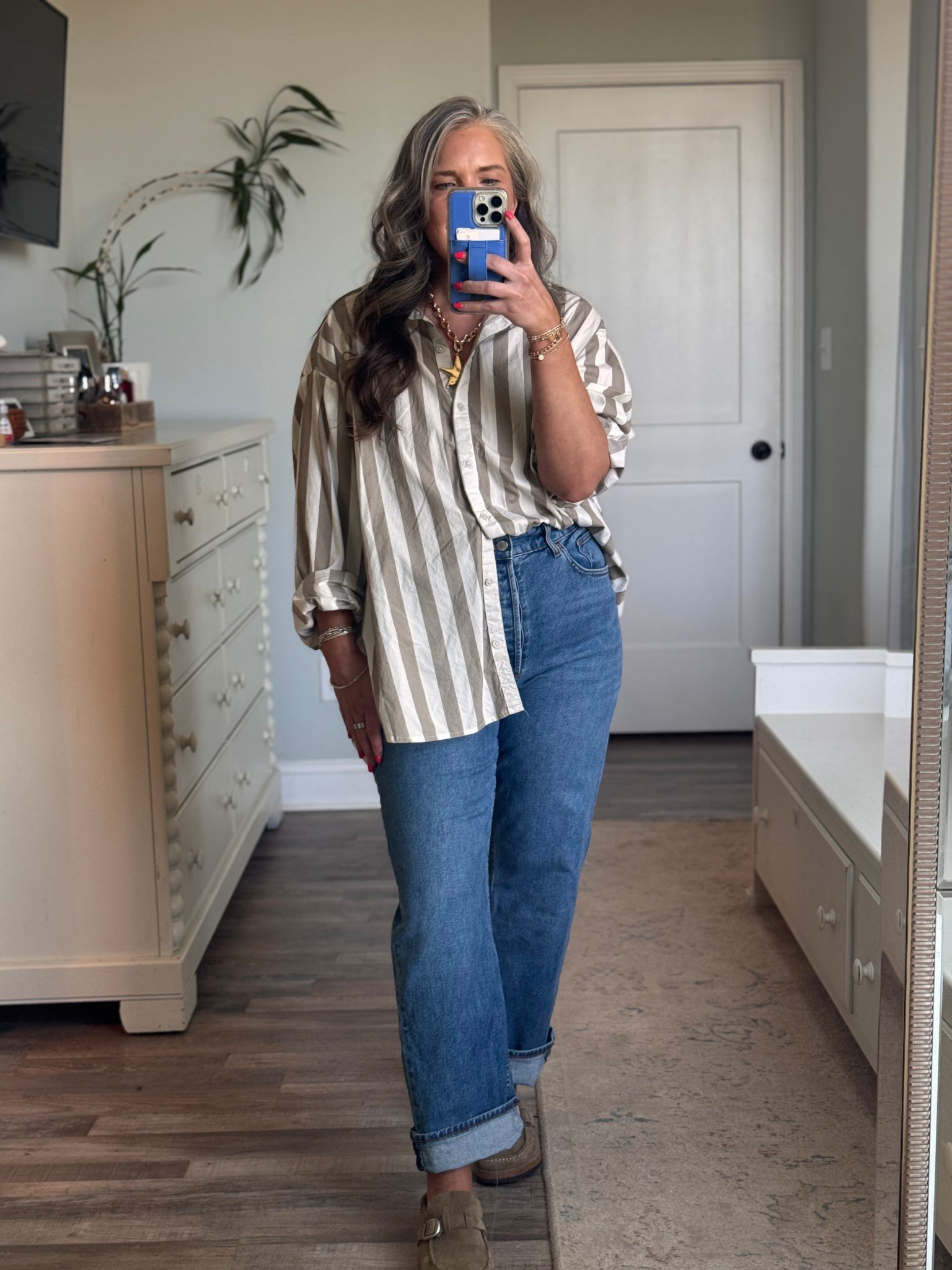 Friday salon fit✨ 
Shirt is large Aerie outlet no longer available (I linked similar)
Necklace is Marshall’s (linked similar) 
Jeans are denim Forum Aritzia (I can wear 30/31/32) they have some stretch 

#LTKmomlife #LTKOver40 #LTKootd