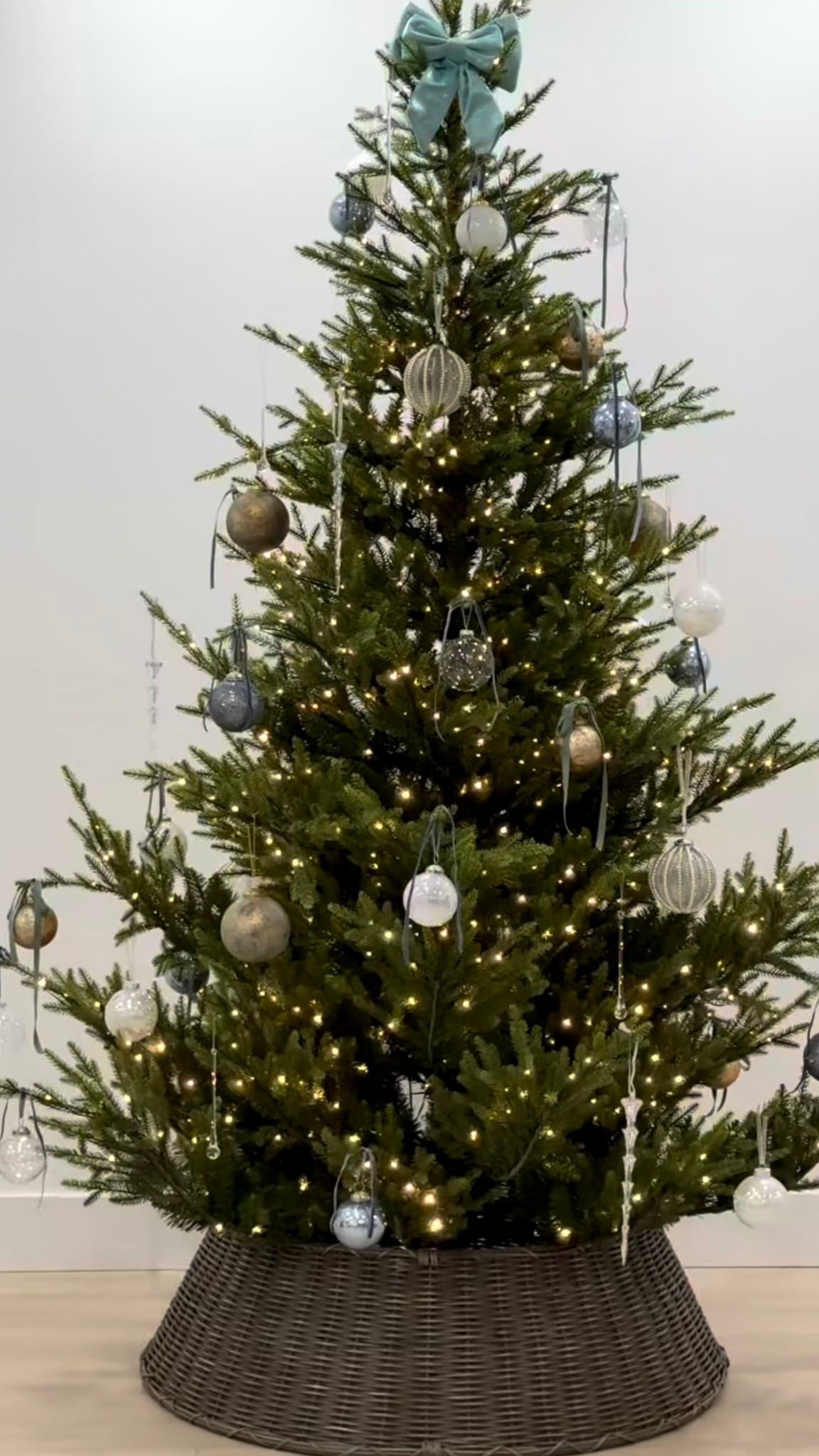 Christmas tree | Christmas Decor | Ornaments | Tree skirt | Collars 

#LTKHome #LTKHoliday #LTKSaleAlert