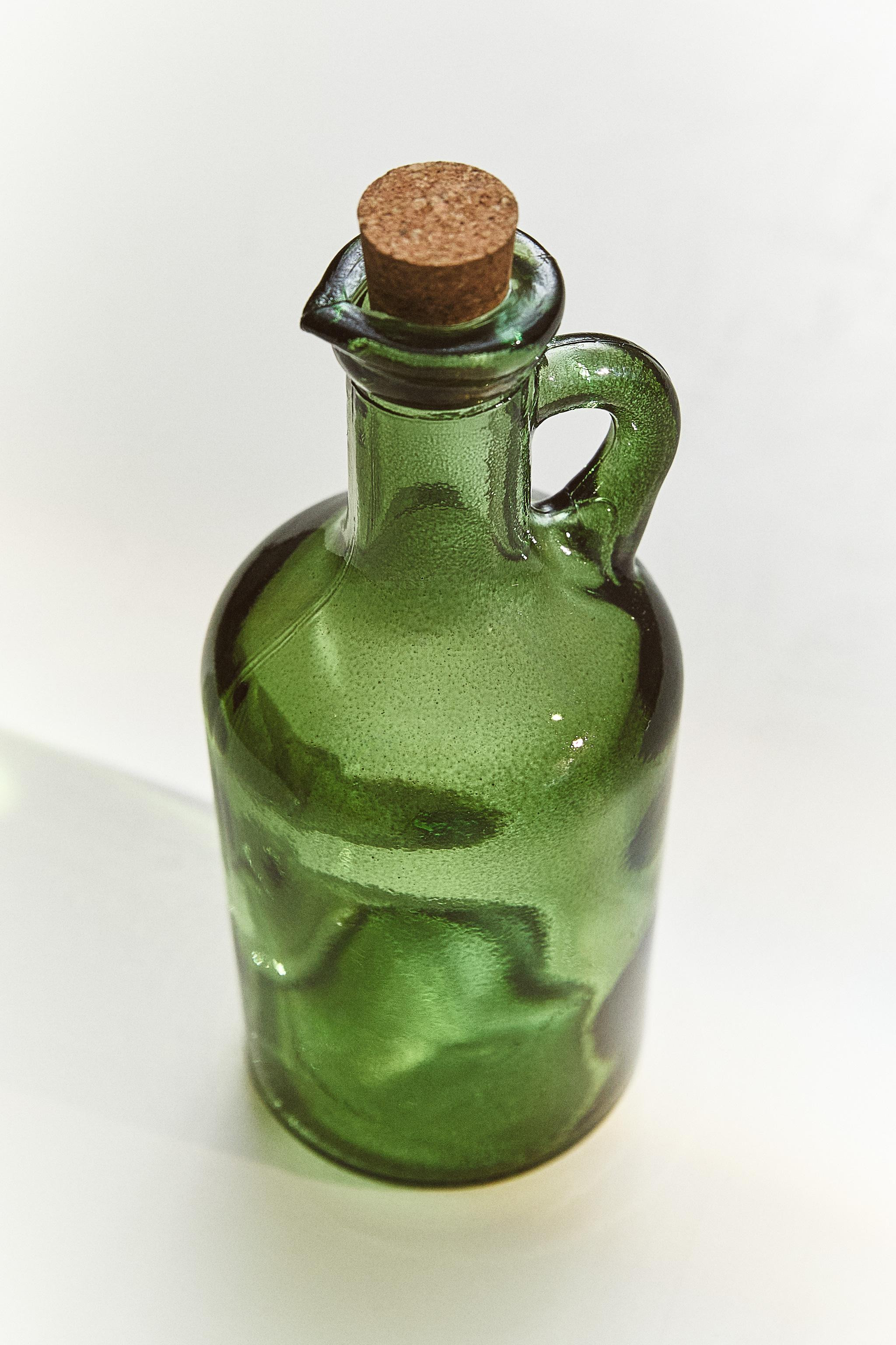 Cylindrical glass cruet with a transparent coloured finish, side handle and cork stopper. | Zara UK