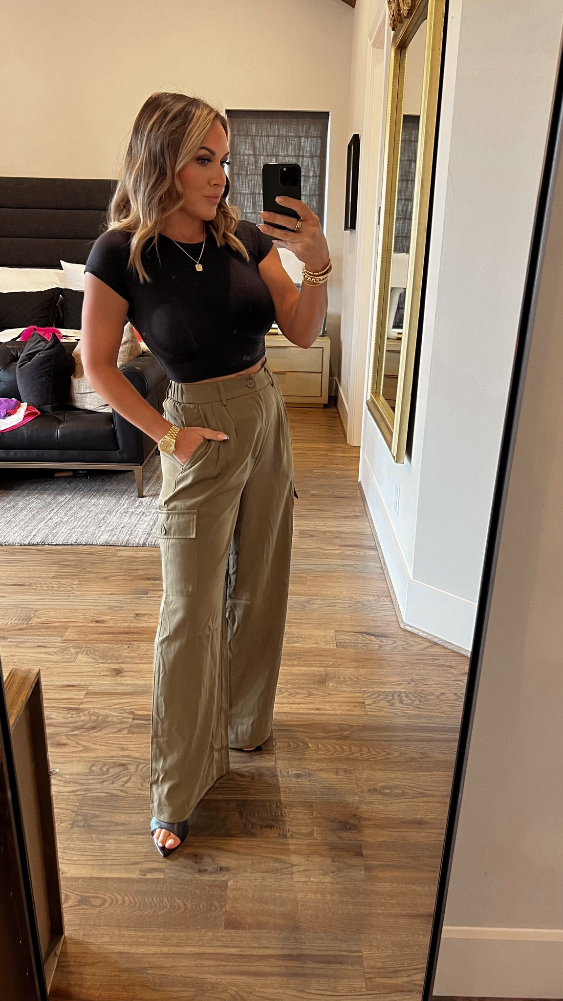 The cutest cargo pants outfit! 💚🖤