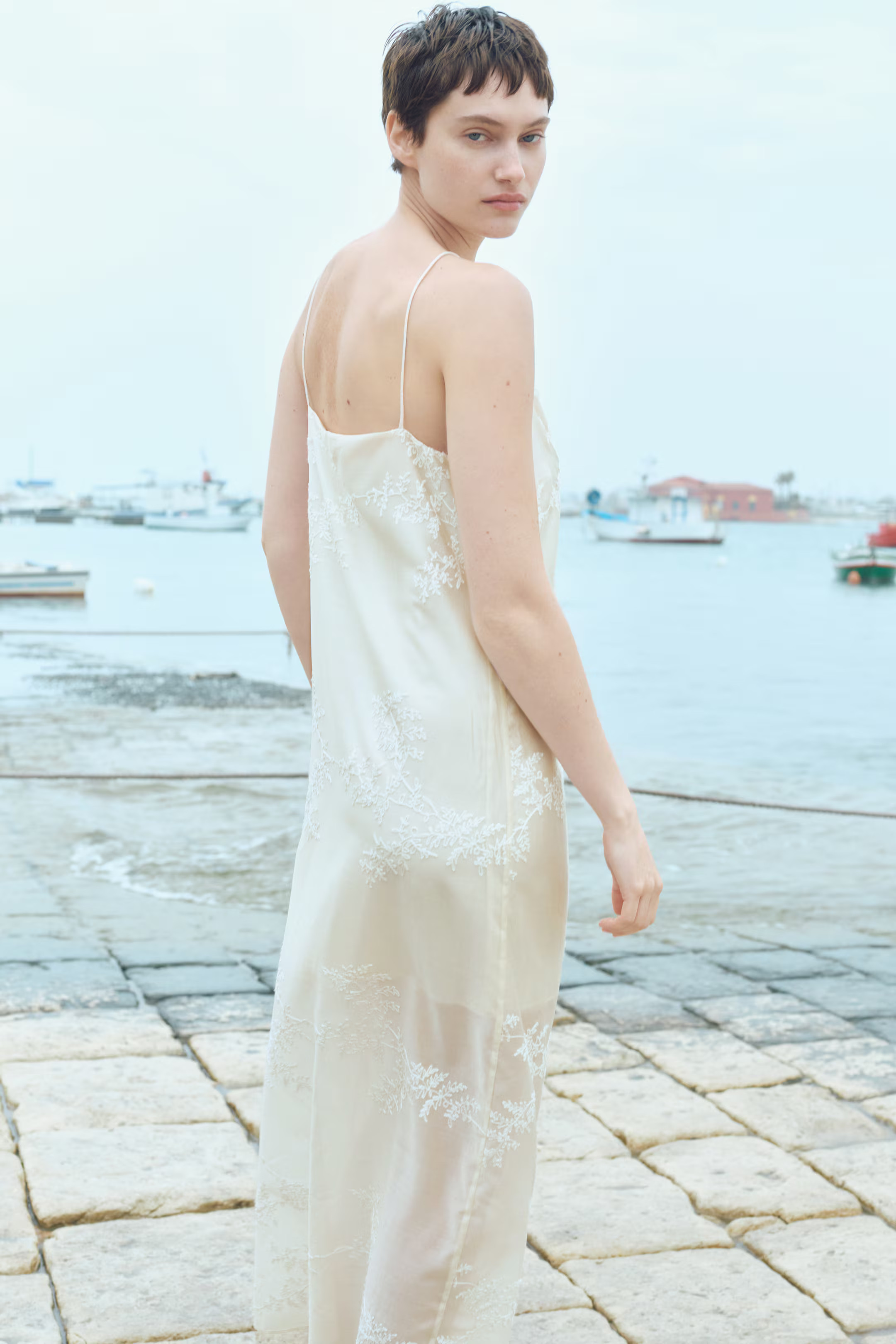 Besticktes Slipkleid | H&M (DE, AT, CH, NL, FI)