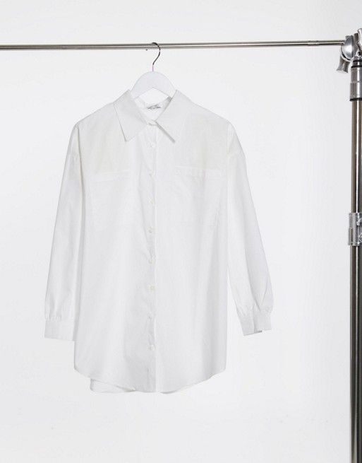 In The Style Plus x Megan McKenna – Lang geschnittenes Hemd in Weiß | ASOS (Global)