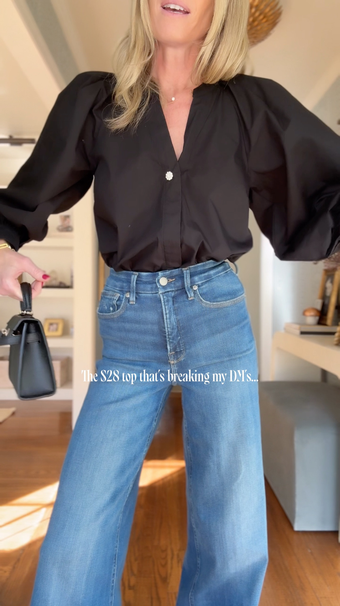 #walmartpartner #walmartstyle  @walmartstyle 

This is the best kept secret ( and fully stocked! ) poplin top for holiday!! Perfectly understated but makes a statement 🖤 size XS!! 