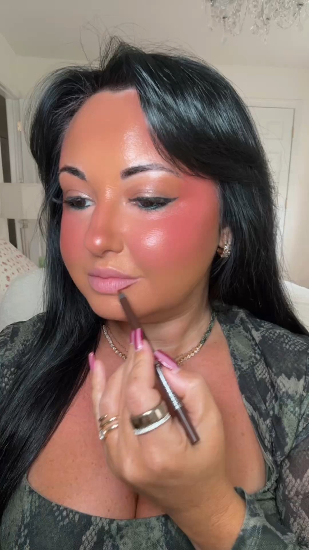 A cozy fall lip combo 🤎 Haus Labs The Edge Lip Liner in Cocoa Corduroy paired with Atomic Shake Lip Lacquer in Sheer Petal for warm brown definition and peachy pink shine. Glossy fall lips, a neutral lip combo, and an everyday autumn makeup look.