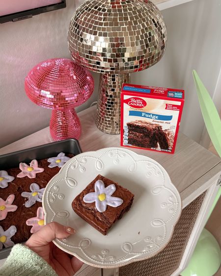 The most darling flower brownies using Betty Crocker Fudge brownie mix available at Target! #ad 🌼🍫 I had so much fun decorating these brownies to welcome Spring. 🌸🌷 To decorate I simply used white chocolate melts to make these flowers and placed them on the brownies and they turned out SO cute!! #BettyCrockerPartner #TargetPartner #Target #Liketkit 