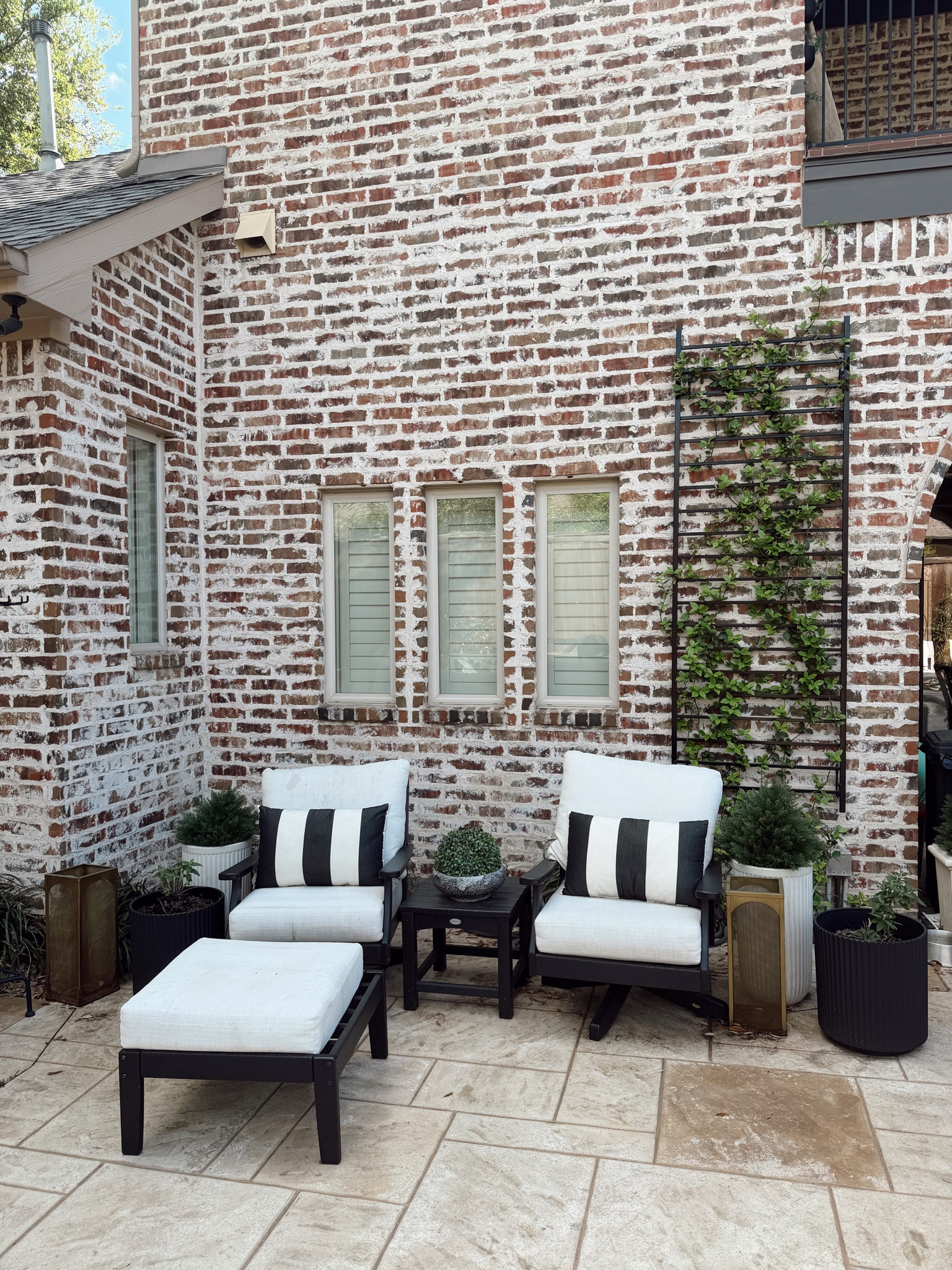 This little patio setup is so simple but so good. The black and white contrast, layered greenery, and clean lines make it feel fresh, timeless, and easy to recreate.

Such a good reminder that a few key pieces can completely transform a space. Everything is linked if you want to pull this look together.

#LTKHome #LTKSeasonal