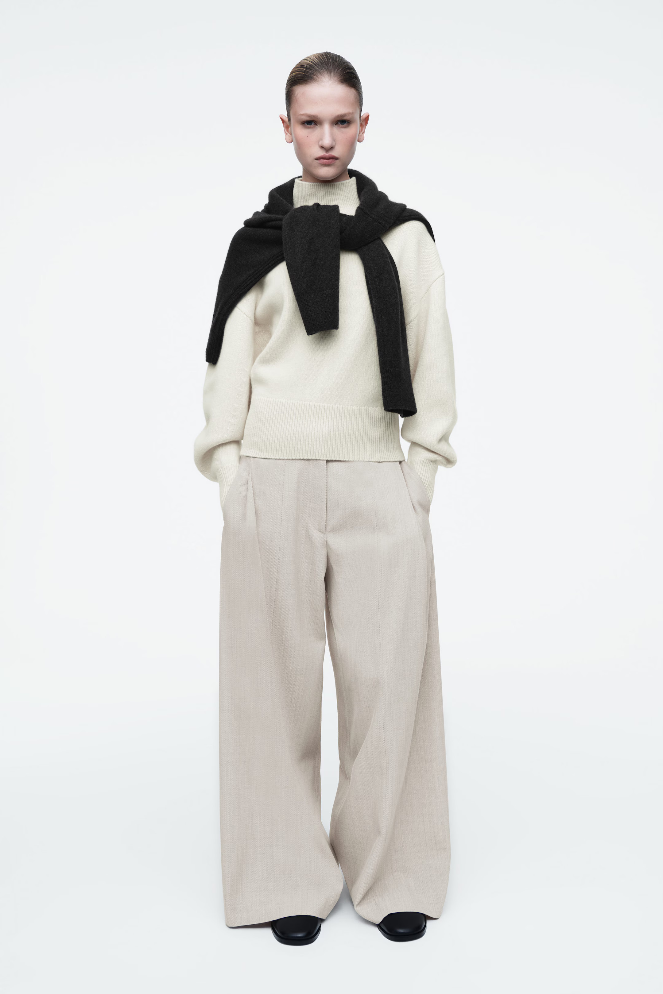 TALIOWANY WEŁNIANY SWETER Z WYSOKIM KOŁNIERZEM - KREMOWY | COS (EU)