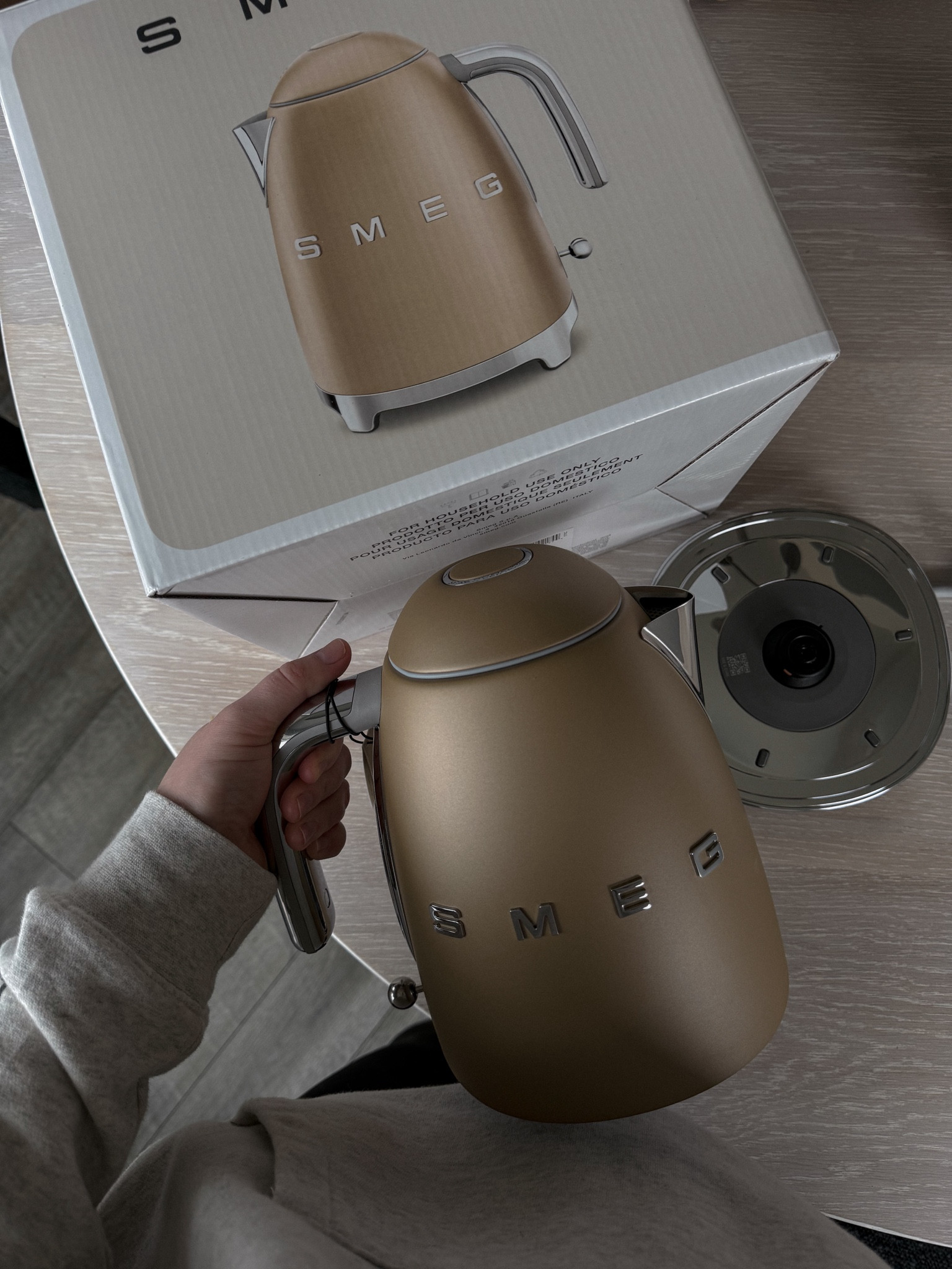 SMEG 🩶

#TeaTimeEssentials #BrewingMagic #KettleMoments #SteamingHot #BoilAndPour #TeaLover #KettleChronicles #HotWaterJoy #BrewMaster #KettleMagic


#LTKhome