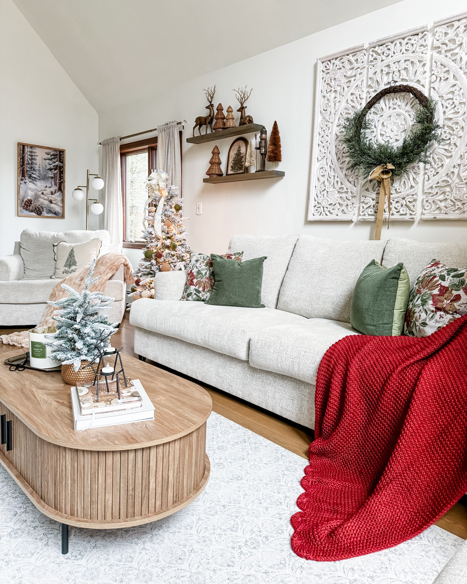 Christmas Living Room Decor 

#LTKHome #LTKSeasonal #LTKHoliday