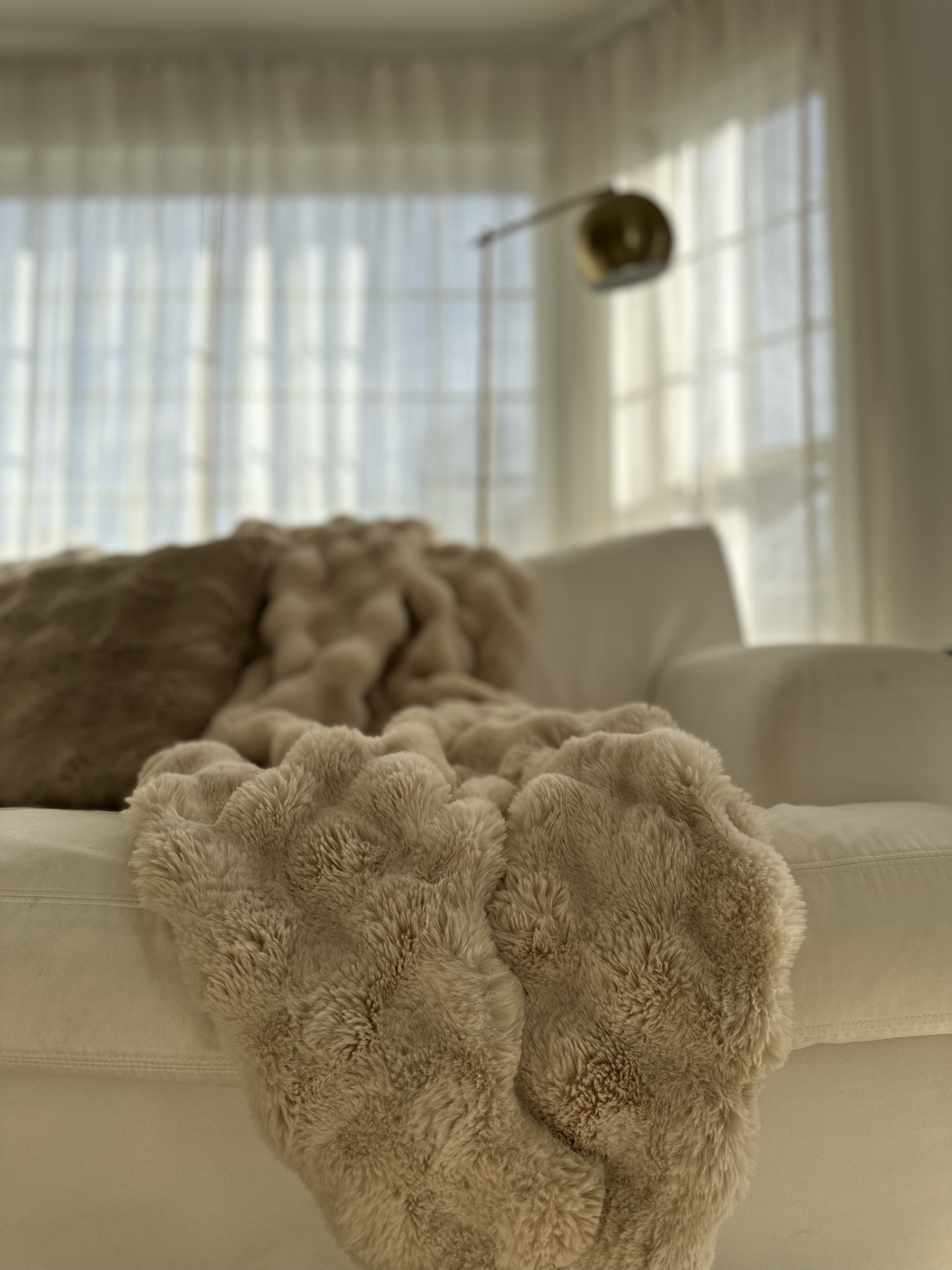 Warm neutral living room textures and decor 🤎
Shop everything you see here below 👇