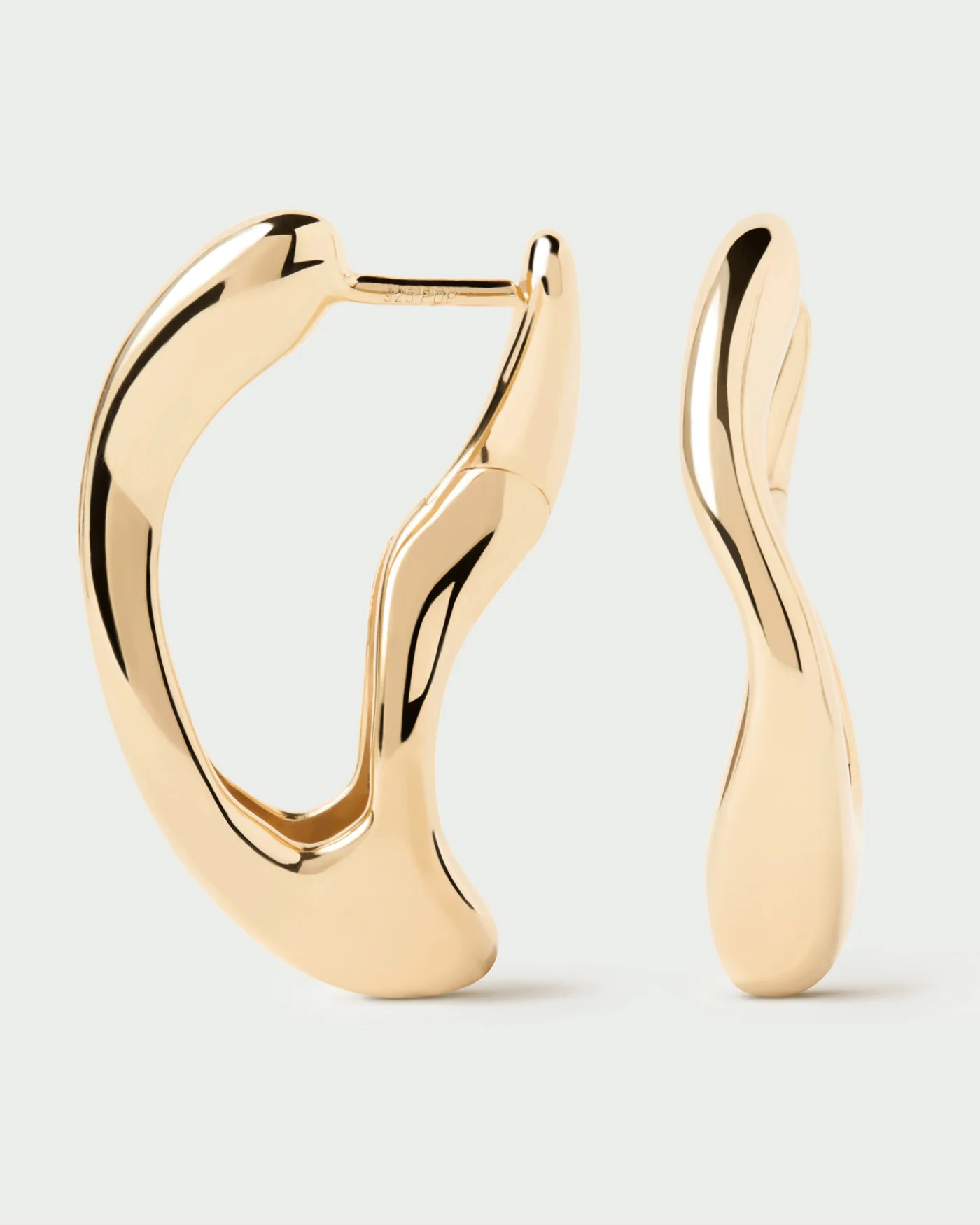 Gold-plated sculptural hoop earrings with an abstract design | Sense hoops | PDPAOLA | PDPAOLA DE