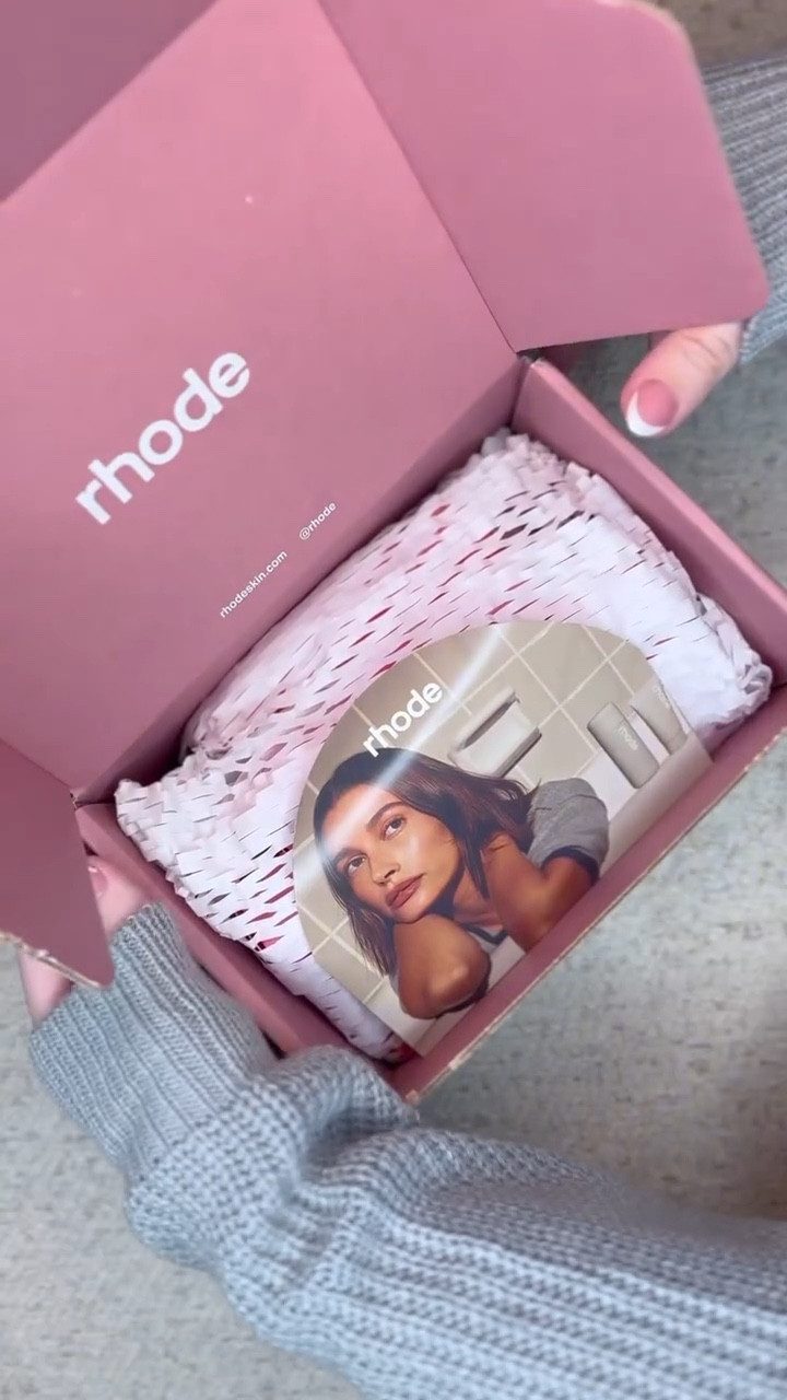 Love @rhode 💖
.
. @haileybieber 
.
#rhode #lipbalm #skincare #rhodepink #newrhode #haileybieber #pinkgirl