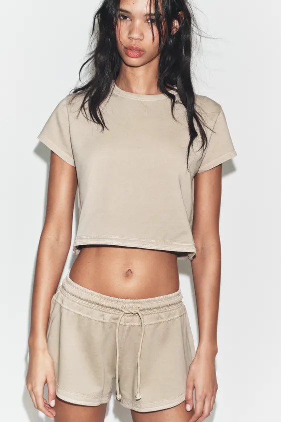 REGULAR FIT - ROUND NECK - CROPPED - SHORT SLEEVET-shirt with main fabric made of 100% cotton. Fe... | Zara UK