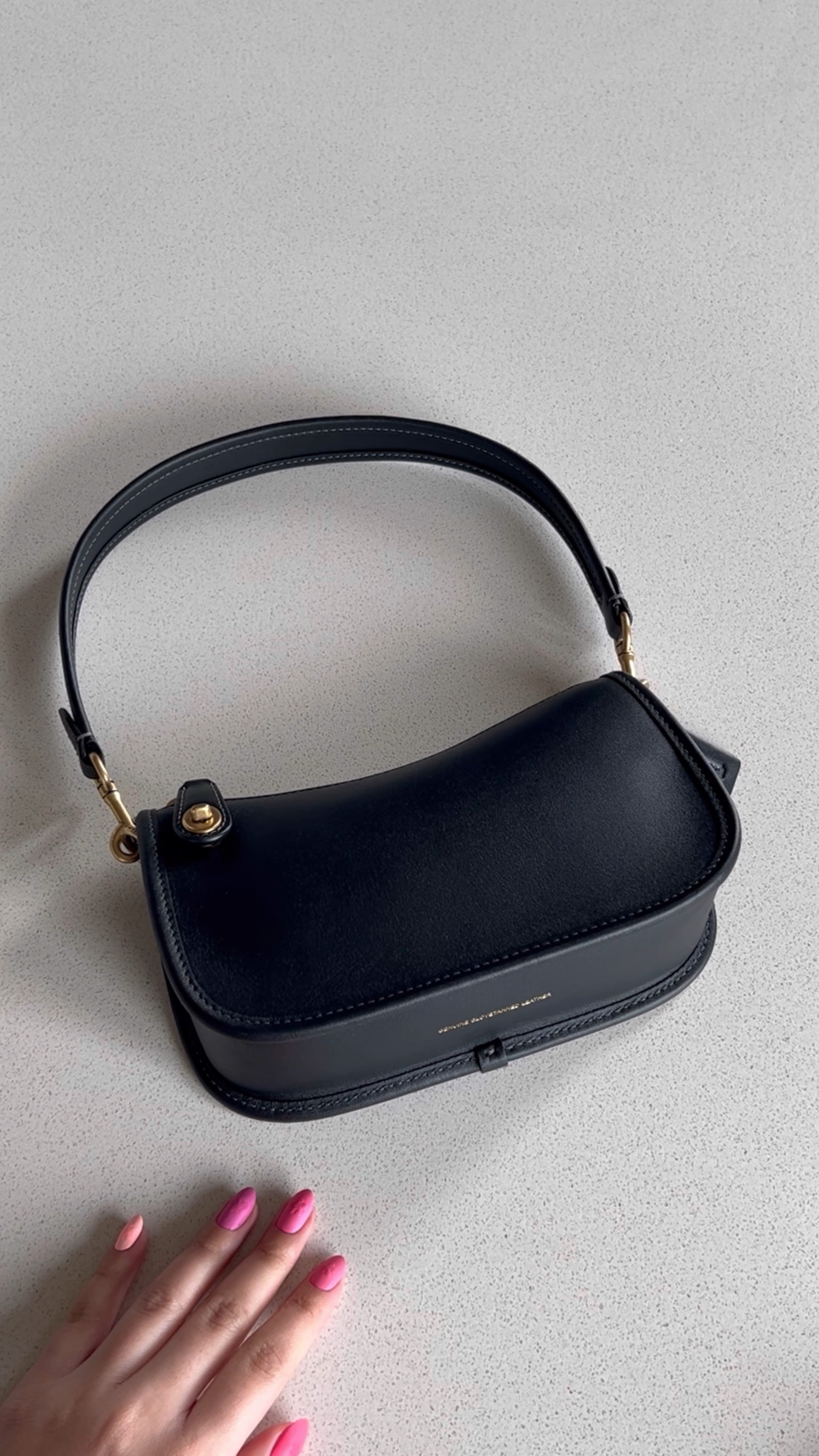 What’s in my bag + unboxing 🖤 I am OBSESSED with this tiny purse, it is perfect — small but still fits a phone, leather, high quality, minimal but not too basic — I’m in love. Coach is really making a comeback and I’m here for it 🙌🏼

#LTKitbag #LTKVideo #LTKstyletip