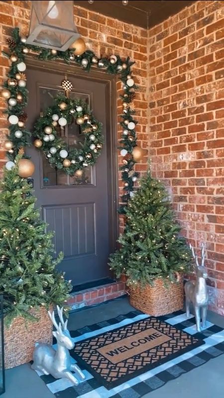 Christmas decor // Holiday decor // Garland // Wreath // Christmas tree // Front porch // Home decor

#LTKhome #LTKHoliday #LTKSeasonal