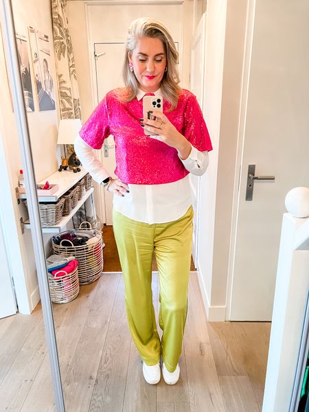 Outfits of the week

Pink sequin crop top (M) over a white button down shirt (M) and lime green or mustard green satin trousers. Paired with white sneakers. 



#LTKeurope #LTKSale #LTKstyletip