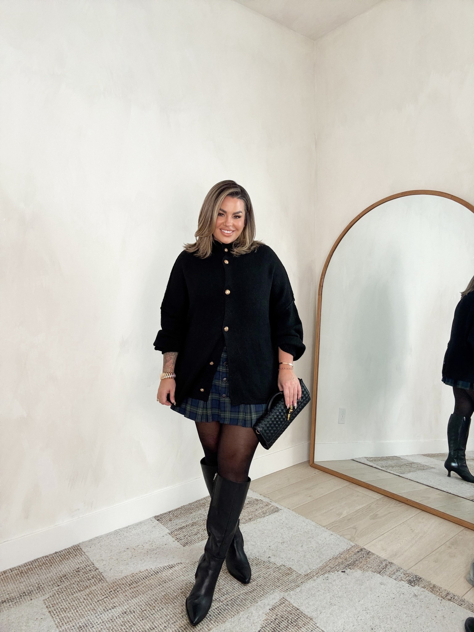 Skirt 12L 
Sweater L 
Tights xl 
Boots linked exact and also linked a Walmart dupe of them that are great as well. Size up in both boots 