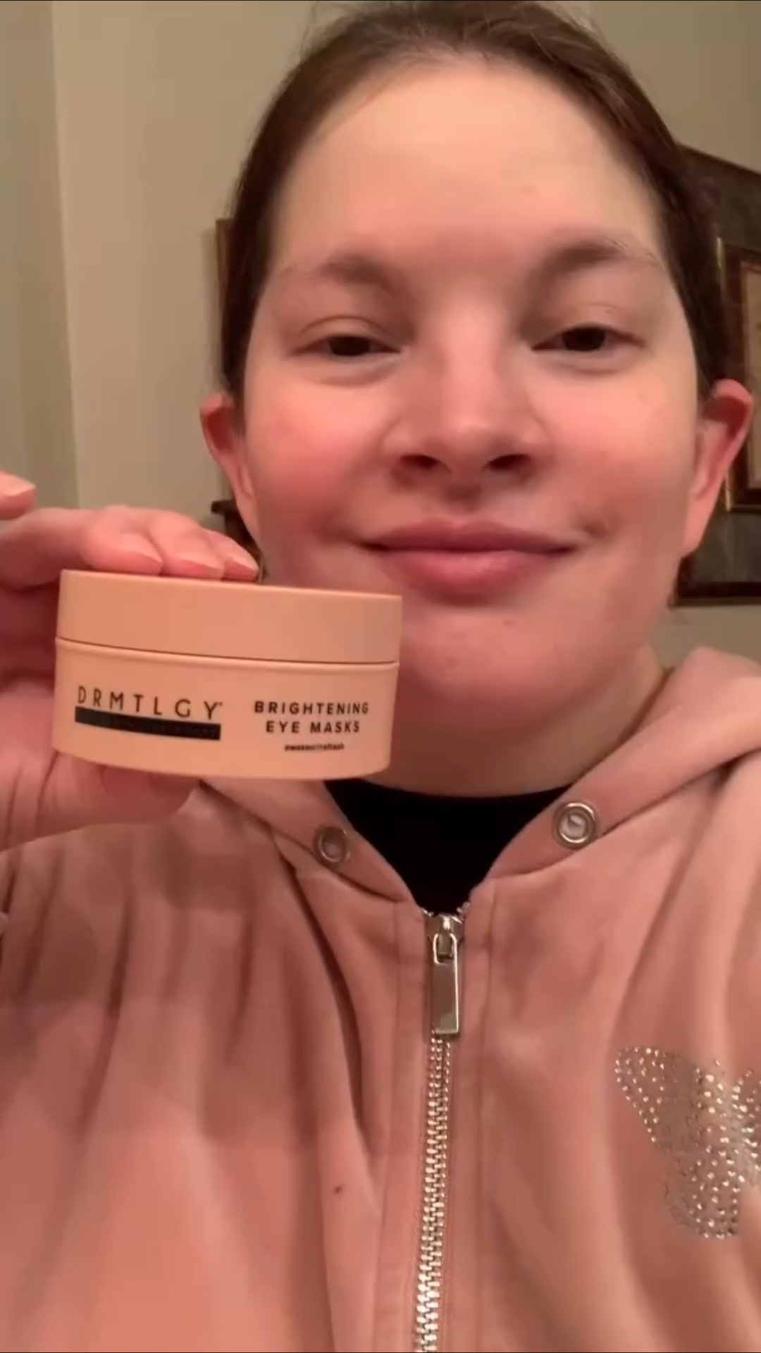 @drmtlgy @stackinfluence #drmtlgy #drmtlgypartner I am loving the DRMTLGY Brightening Eye Masks that come in a pack of 60 or 30 uses per jar. I love the beautiful reddish, pink color of the eye patches. The eye patches are soaked in amazing eye serum goodness. These magical  hydrating caffeine eye masks brighten, de‑puff & smooth the skin under my eyes. After one use the puffiness and dark areas around my eyes look so much better. My eye area is brighter and I look more alert and awake. It works like magic. I wore these eye patches for about 40 minutes and I see such amazing results. This is the perfect holiday gift for anyone looking to reduce eye puffiness and the appearance of dark circles under your eyes. I already look five years younger. Follow @drmtlgy to check their amazing skincare products.