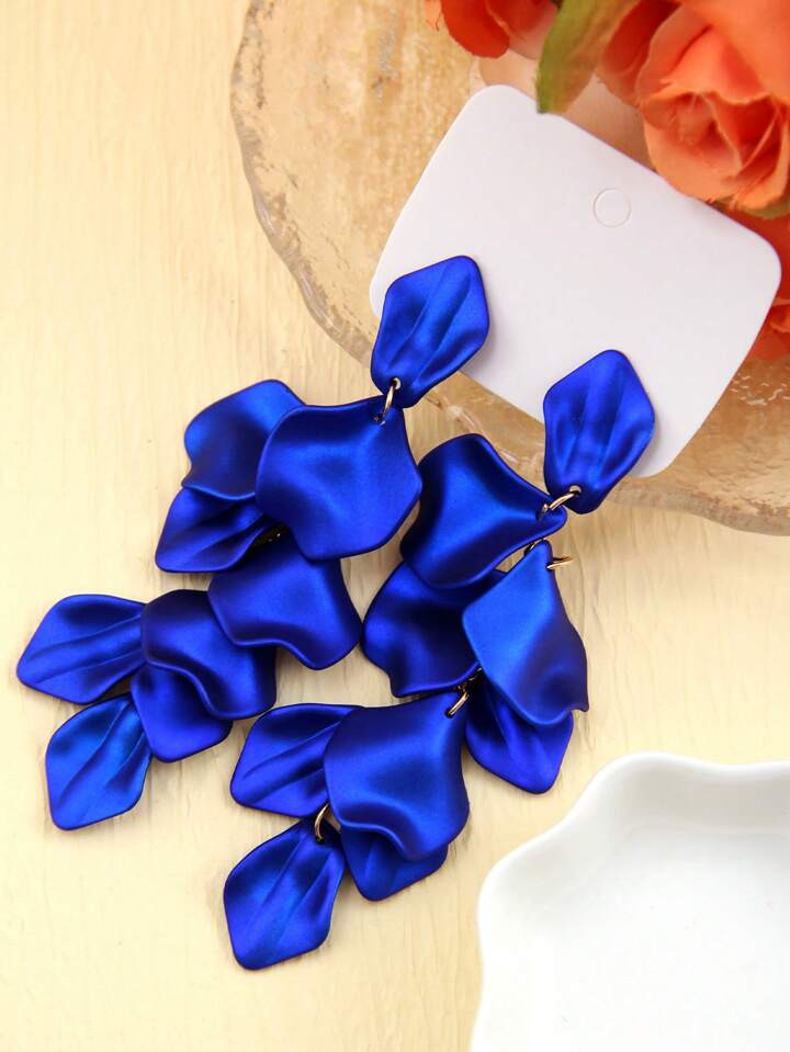 1 Pair Of Baroque Style Petal Pendant Earrings | SHEIN