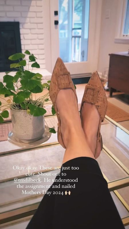 My husband understood the assignment. He saw me eyeing these adorable cork slides for spring/ summer and snatched them up. They are soooo comfortable and I love the strap. 

#anntaylor 