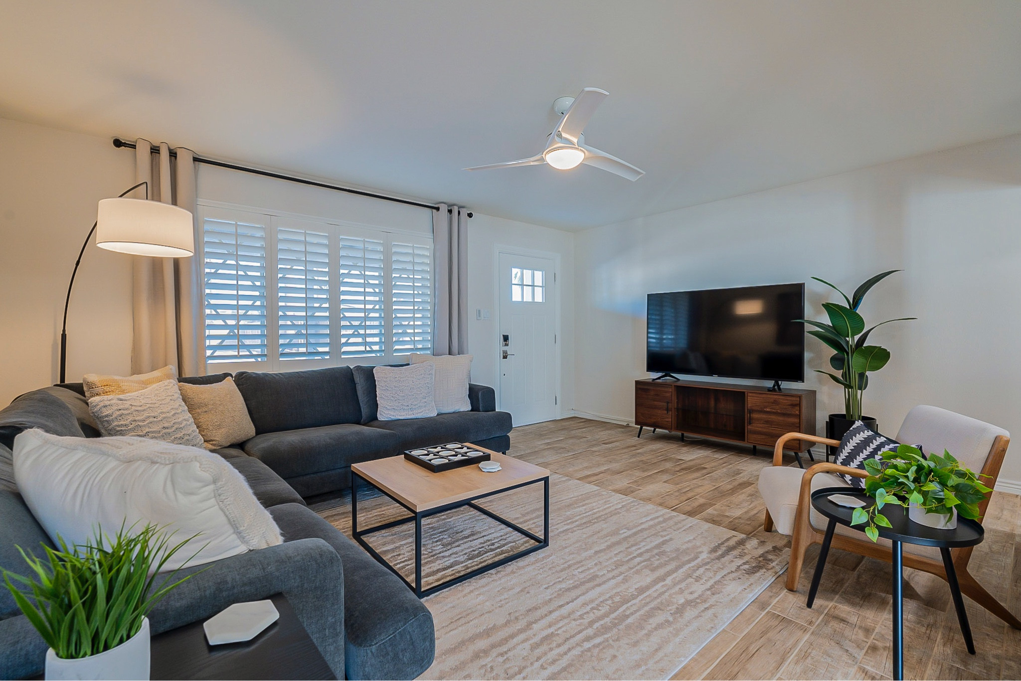 Airbnb living room - couch is no longer available at Living Spaces 

#airbnbdecor #roomstyling #airbnb #livingroom #greysectional #coffeetable #tvstand