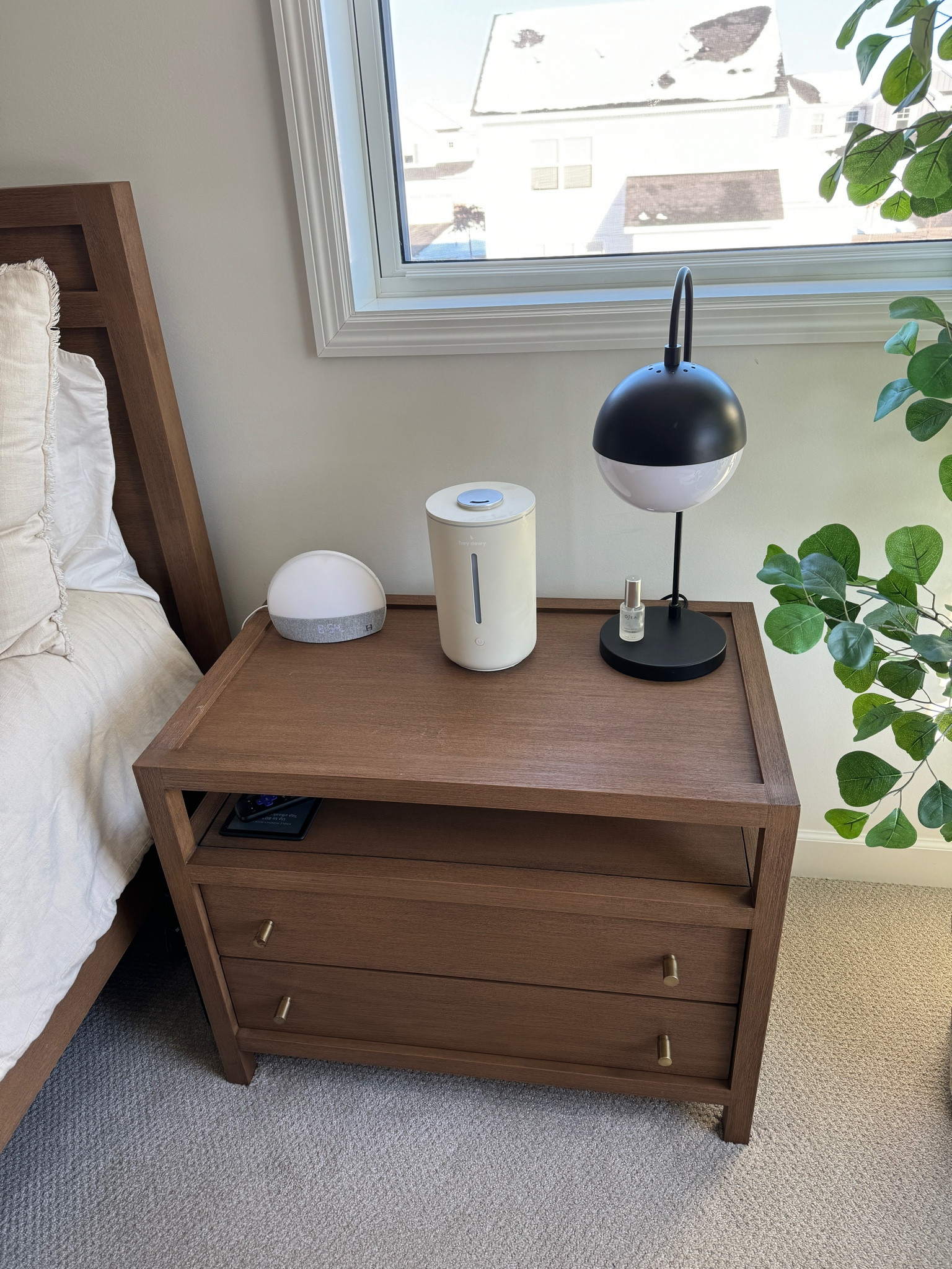 My nighttime essentials: Hatch Rest, Hey Dewy humidifier & Osea pillow spray 🤍