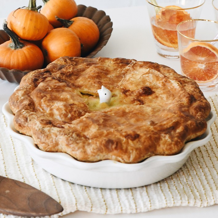 Le Creuset Heritage Stoneware Ruffled Pie Dish | Williams-Sonoma