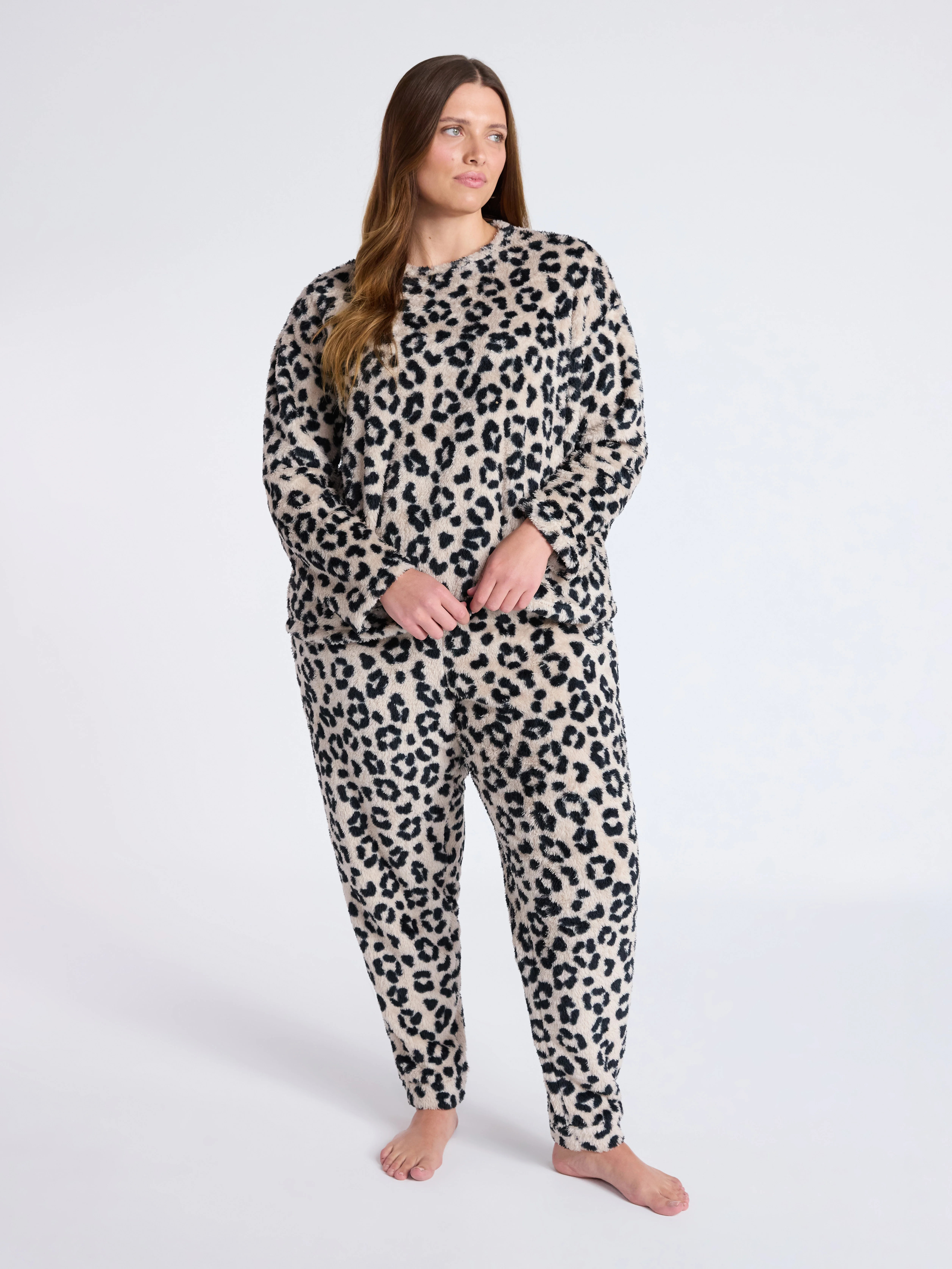 Joyspun Women's Plush Long Sleeve Top and Pants Pajama Set, 2-Piece, Size XS-3X | Walmart (US)