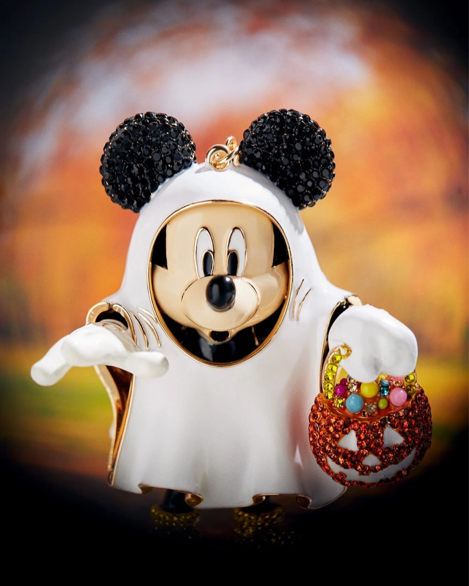 Disney and BaubleBar have released yet another adorable collaboration! This Halloween line full of accessories and bag charms is SO CUTE it’s scary!  

#LTKHalloween #LTKFindsUnder100 #LTKSeasonal