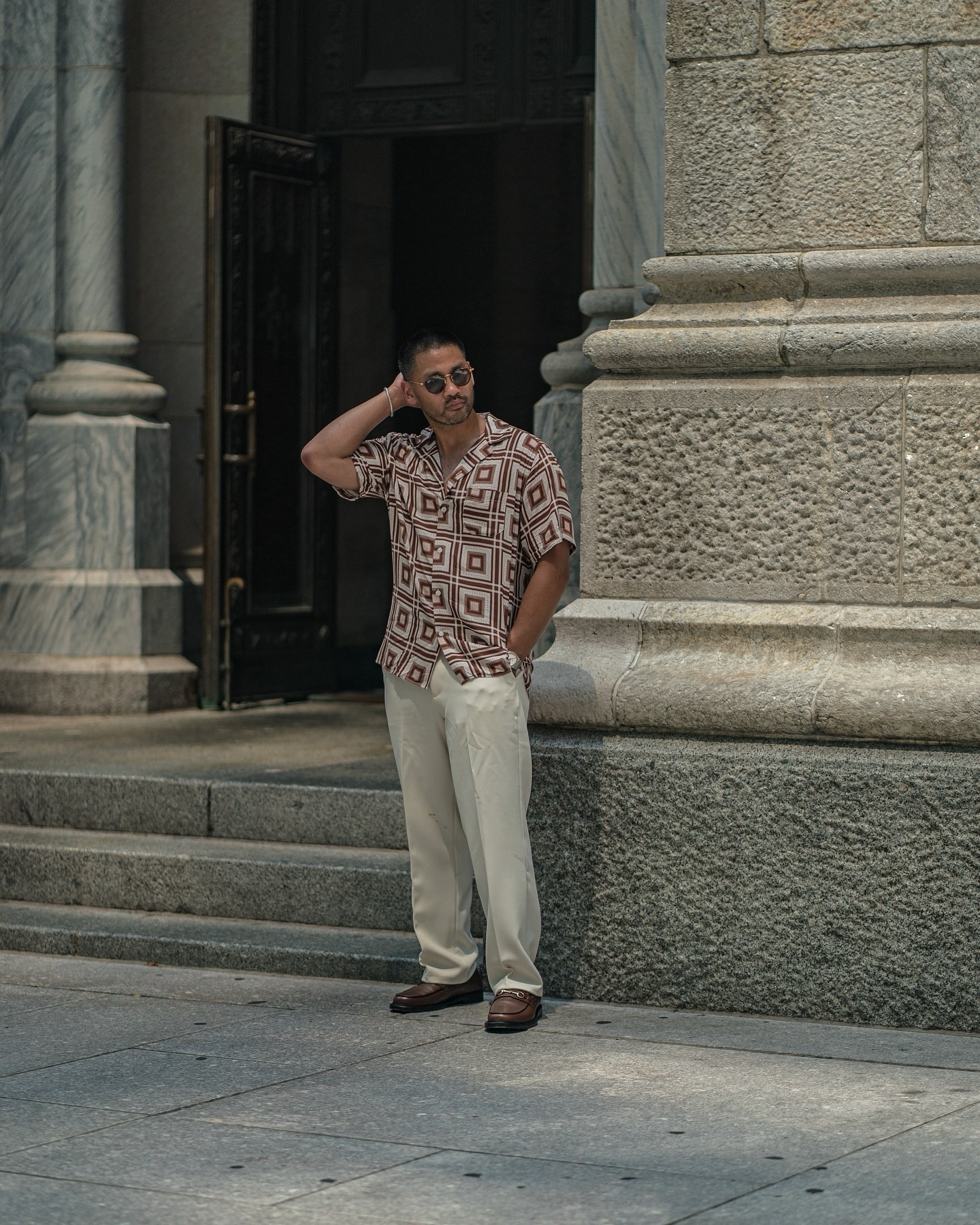 White pants and I have such love hate relationship 😂 sometimes I make it through the day without a stain and other times it just inevitably happens! 

Nonetheless, I still think it’s a great look - camp collar short sleeve with white pants is an ultimate vibe. We went with a more relaxed fit in the pants that just went so well with the shirt! 

Do I think there’s a place for more fitted looks? Sure, but relaxed fits definitely have its own place in the rotation especially in warm summer days like we have now 🤝

Shirt: @oascompany @revolve @revolveman 
Pants: @bogeyboys 
Loafers: @marcnolanshoes 
Sunglasses: @rayban @revolveman 
Bracelet: @davidyurmanmen 
Watch @tissot.us @tourneau