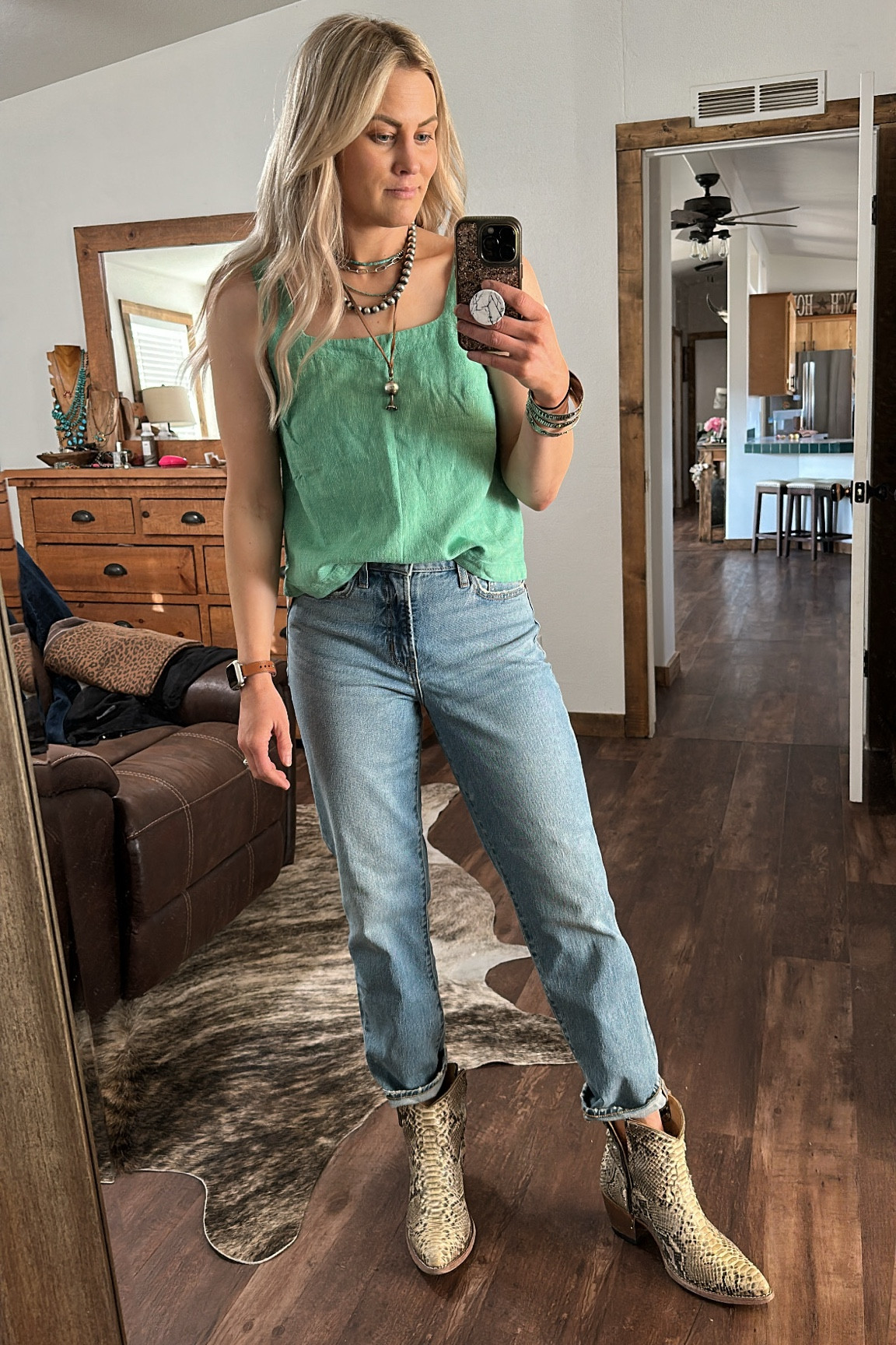 The most perfect little square neck tank! This comes in 3 colors—and I have green and the black/white check! 

This runs true to size, but you can consider sizing down if you’re between! I’m in a small! 