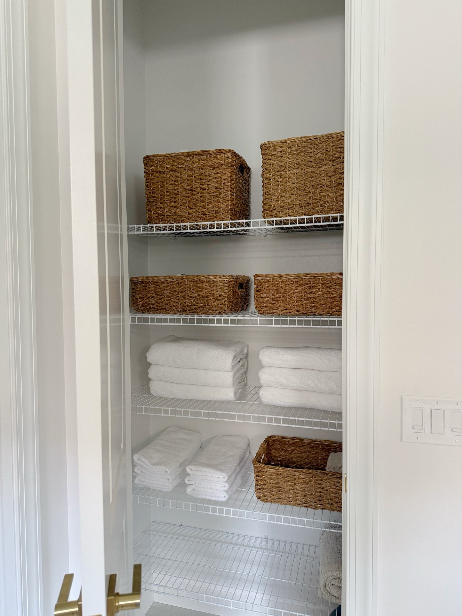 Closet organization 🤎





#homeorganization #storagebaskets #closetorganization #bathroomstorage #bathroomcloset #whitetowels #bathroomdecor