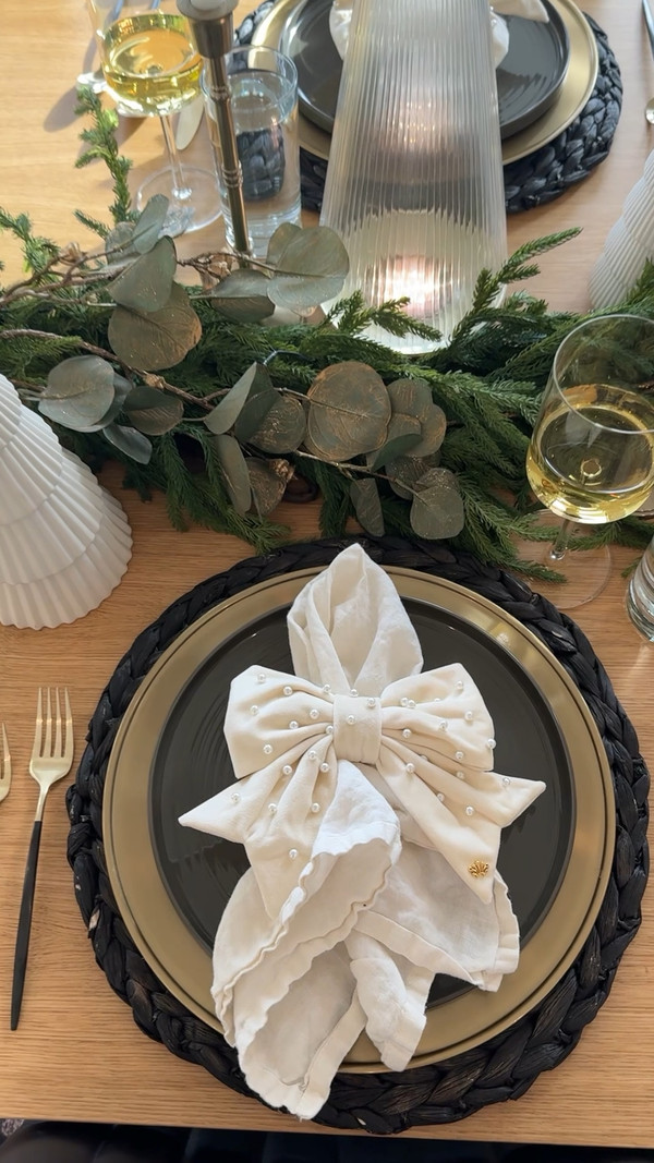 Transform your holiday table into a showstopper with a sophisticated nod to this…