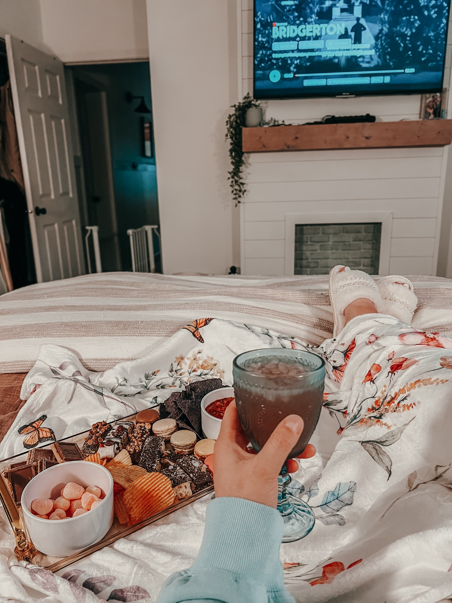 Solo (self care💁🏼‍♀️) Bridgerton watch party!👑🩵

#LTKFindsUnder50 #LTKHome #LTKParties