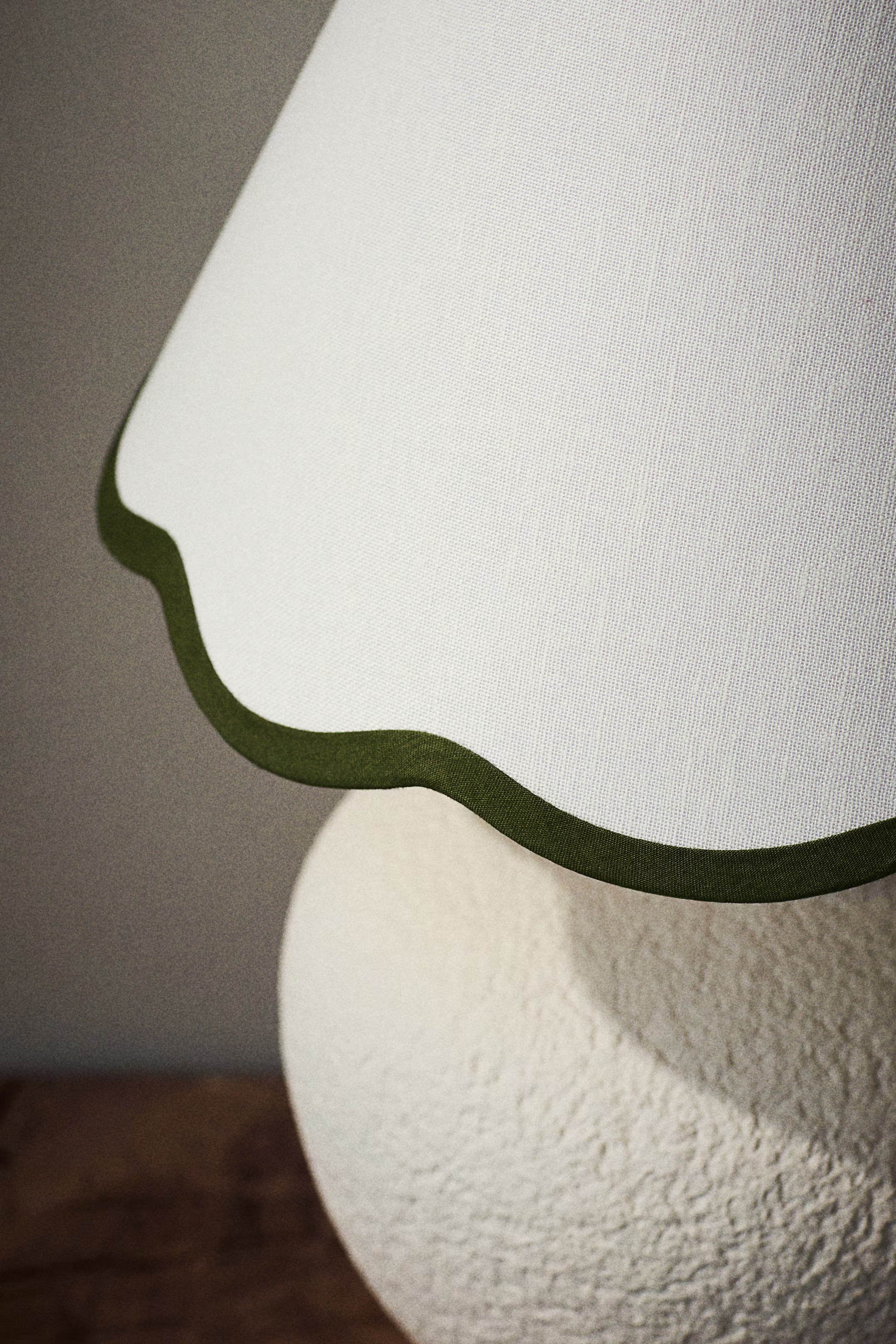 Scalloped-edge Lampshade - White/dark green - Home All | H&M US | H&M (US + CA)