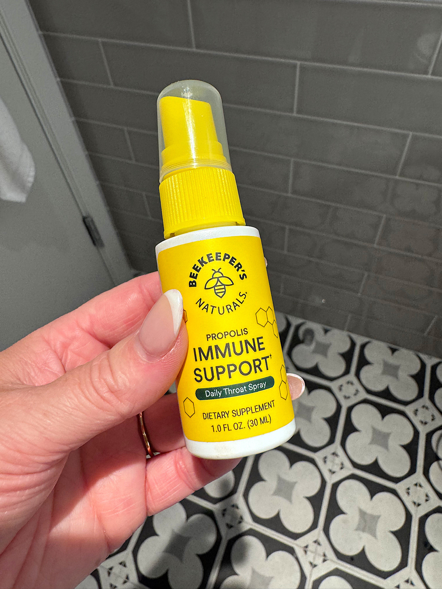 Love this for a little extra immune support during the season of weather changes!💛🐝






Beekeeper’s Naturals, immune support, wellness essentials, daily wellness, wellness routine, fall wellness, stylenright, shelli enright 

 #LTKselfcare #LTKSeasonal