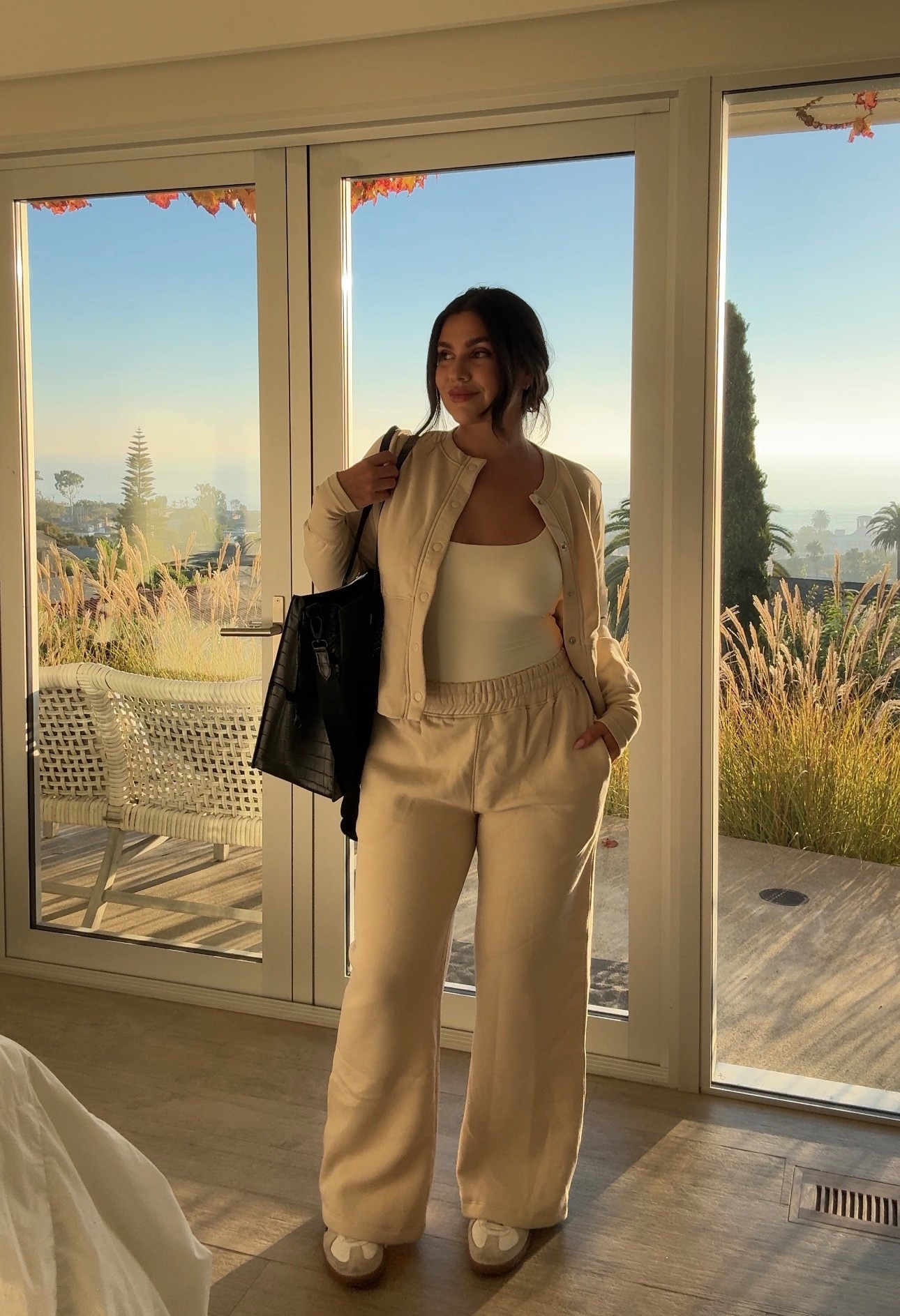 WFH or remotely at a cafe, feeling cutesy! 

Exact set is from fashionnova - varsity girly fleece wide leg pant set

#fashionnova #beis #pumashoes #wfhfit #midsize #under100