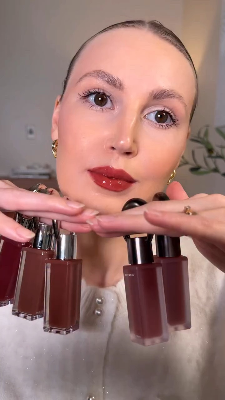 Glossy or blurry? 💋✨

Two totally different vibes —
juicy, glassy shine vs soft, diffused blur.
@entropy.global 

Same lips, completely different mood.
Which one are you choosing? 🤍

#lip #glossylips #blurrylips #kbeautymakeup #reelsbeauty