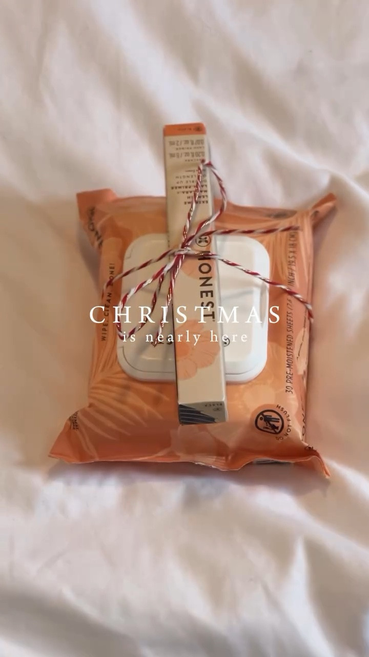 Gifted by Honest Beauty // Don’t forget to fill the stocking of the person that works so hard making the magic this year ❄️

Last minute stocking stuffers ideas thanks to @honest_beauty @honest 

#boymom #newmom #postpartum #honestbeauty #ad